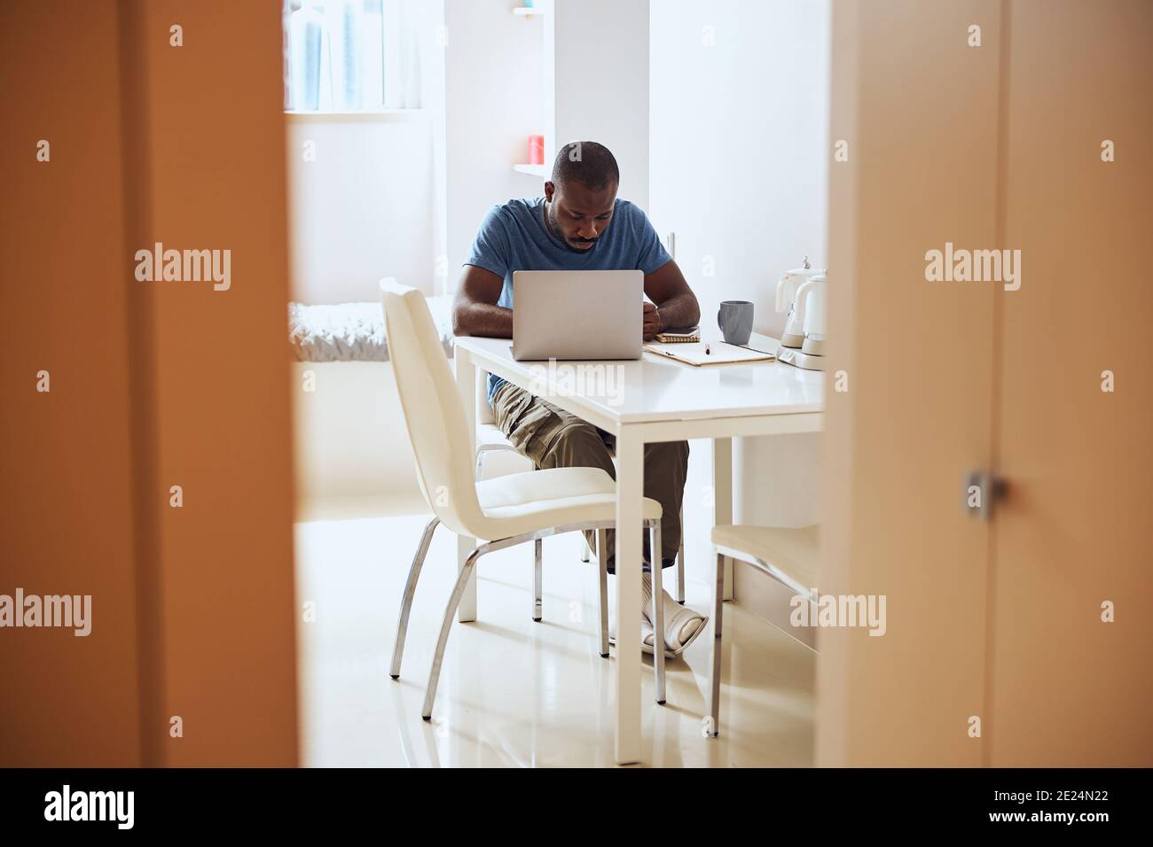 Homme multiracial regardant le bureau Banque D'Images