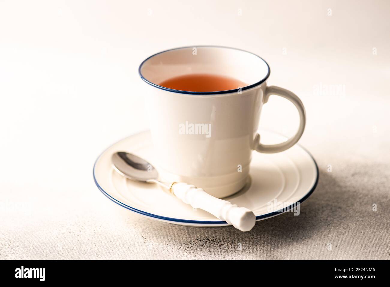Gros plan d'une tasse de thé chaud Banque D'Images