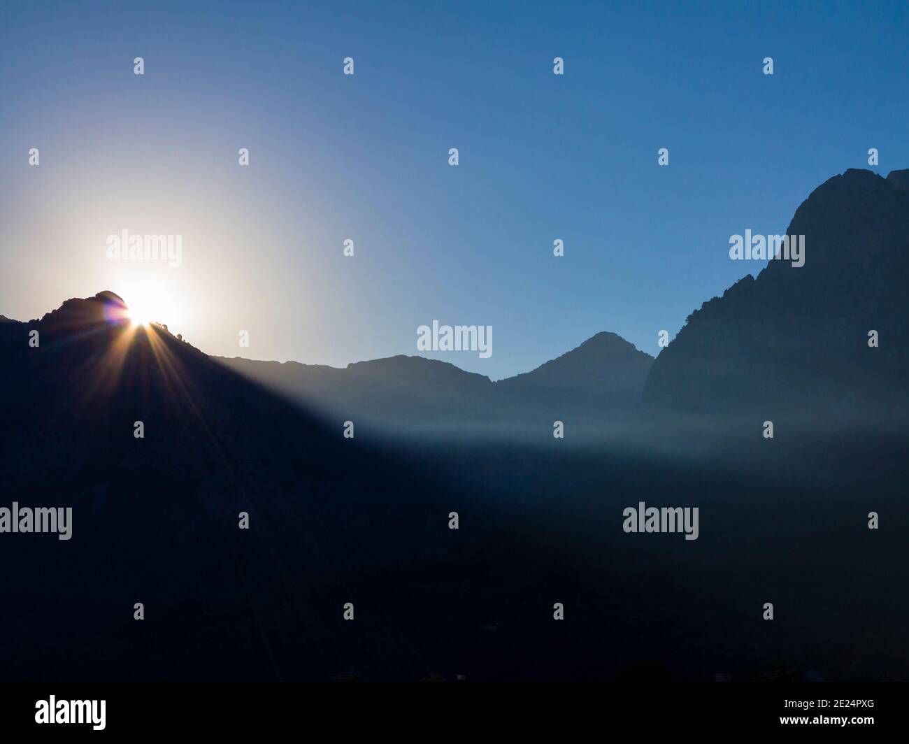 Lever du soleil tôt le matin vue sur les montagnes de Serra de Tramuntana près de Soller dans le nord-ouest de Majorque Espagne un site classé au patrimoine mondial de l'UNESCO. Banque D'Images