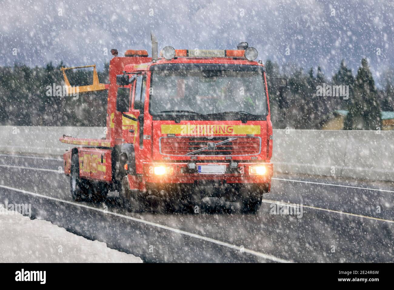 Le camion de remorquage Volvo de Halikon Hinaus longeant l'autoroute 52 en hiver, les chutes de neige se font sans fin, le genre de temps quand la circulation devient en difficulté. Banque D'Images