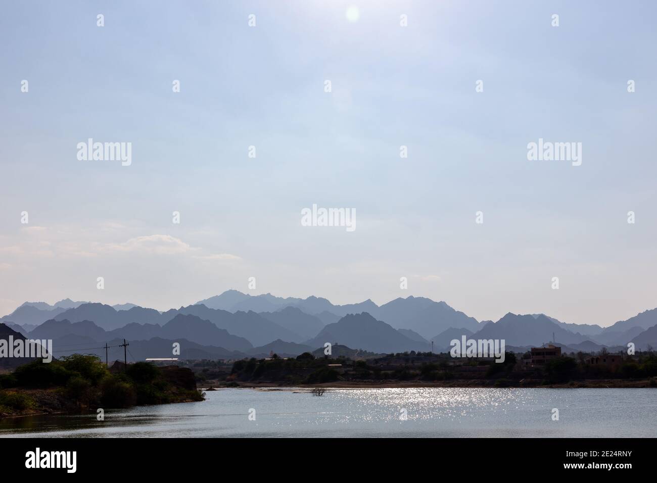 Sheikh Maktoum Bin Rashid Al Maktoum Dam à Hatta, avec les montagnes Hajar en arrière-plan, Émirats arabes Unis. Banque D'Images