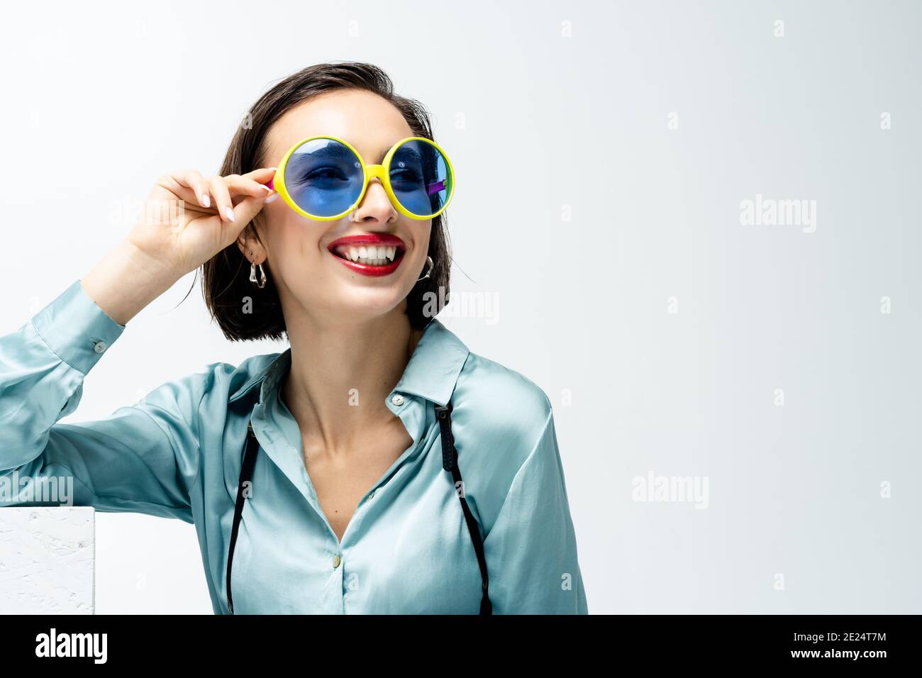 Portrait d'une belle femme portant des lunettes de soleil de fantaisie Banque D'Images
