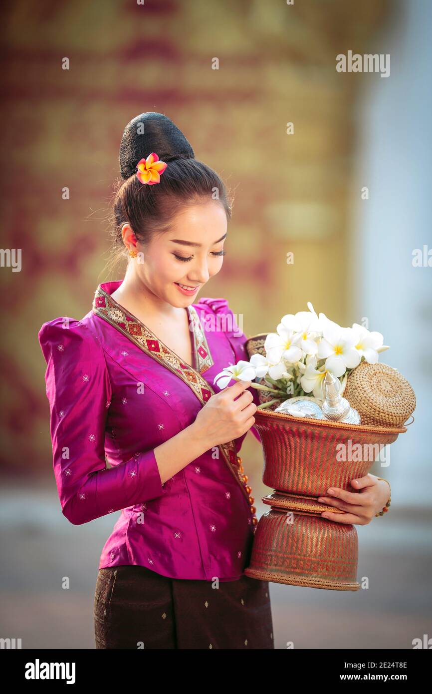 Portrait d'une belle femme tenant un panier avec des fleurs fraîches, Thaïlande Banque D'Images
