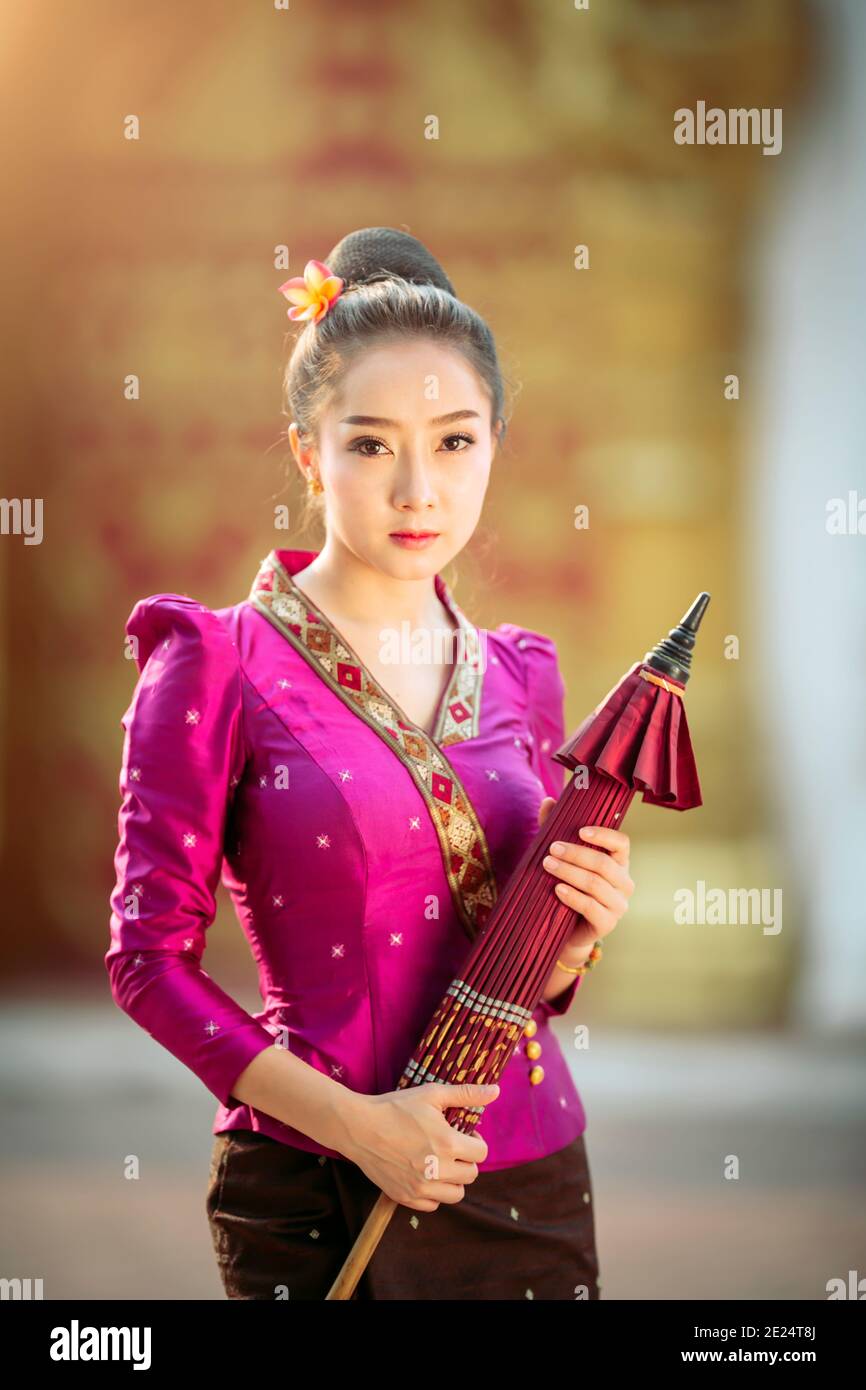 Portrait d'une belle femme tenant un parasol, Thaïlande Banque D'Images
