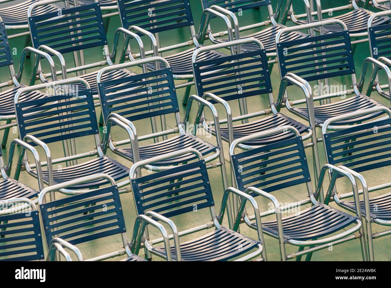 Vue extérieure sur plusieurs rangées de chaises en acier bleu Banque D'Images