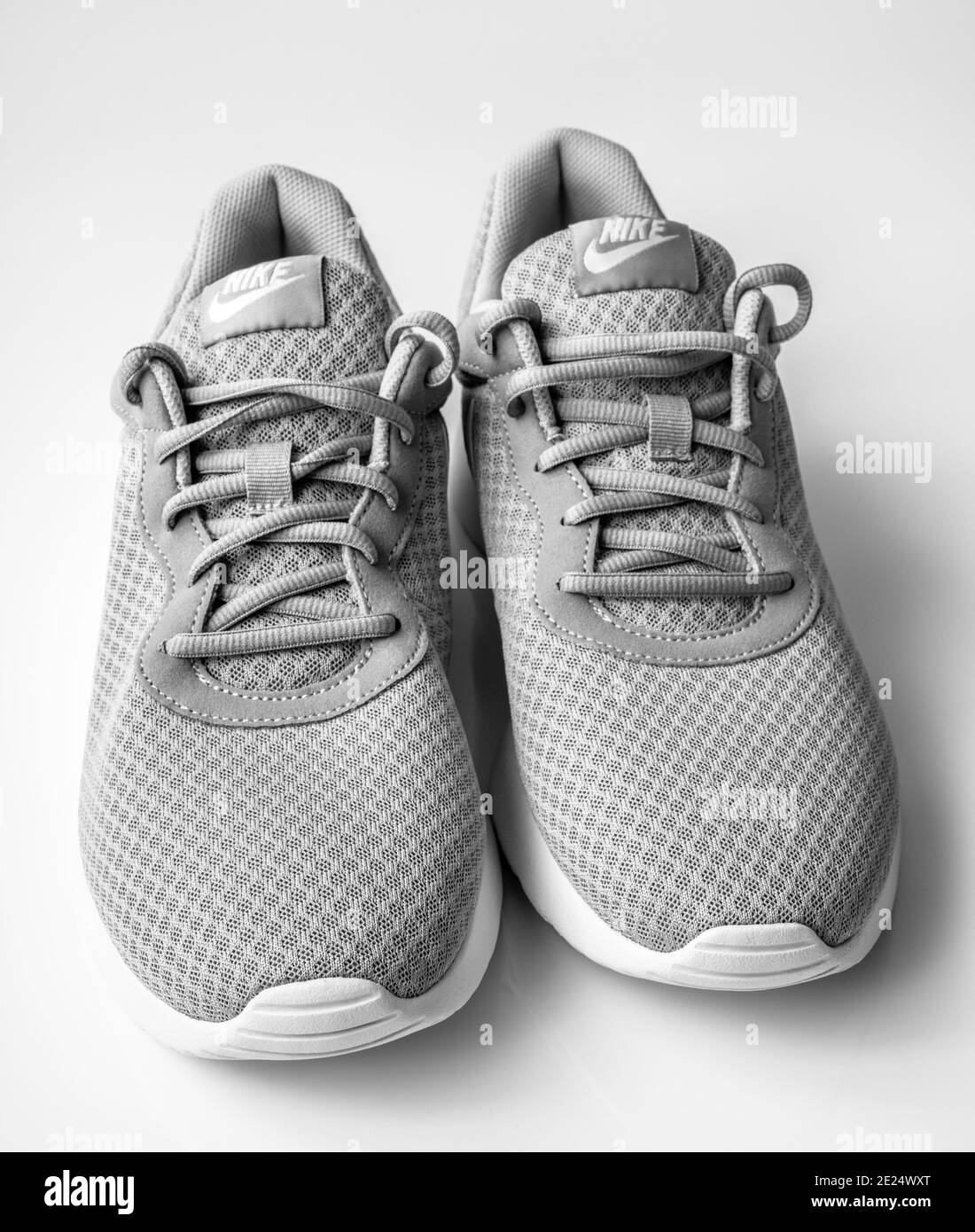 Moscou, Russie - avril 6. 2019. Baskets Nike en tissu gris sur fond blanc Banque D'Images