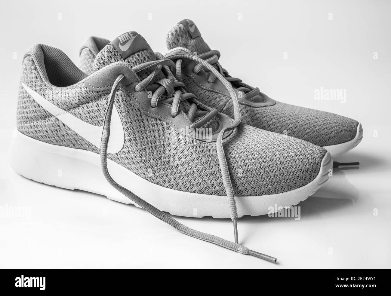 Moscou, Russie - avril 6. 2019. Baskets Nike en tissu gris sur fond blanc Banque D'Images