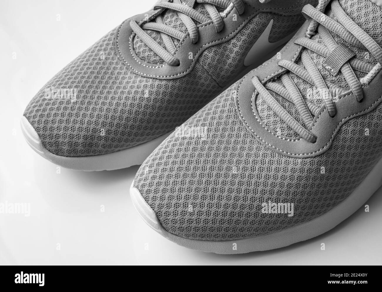 Moscou, Russie - avril 6. 2019. Baskets Nike en tissu gris sur fond blanc Banque D'Images