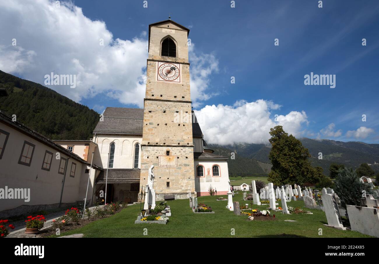 MUSTAIR, SUISSE, 11 SEPTEMBRE 2020 - le petit cimetière près du couvent de Saint-Jean à Mustair, patrimoine culturel mondial de l'UNESCO, Suisse. Banque D'Images