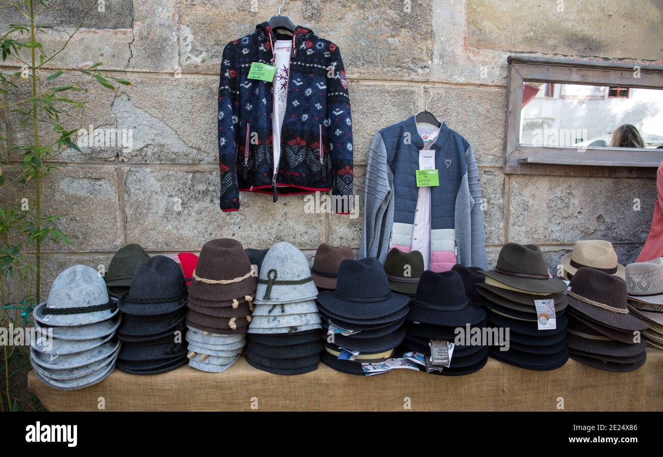 GLORENZA, ITALIE, 11 SEPTEMBRE 2020 - des chapeaux et des vêtements typiques du Tyrol du Sud sont en vente à Glorenza, province de Bolzano, Tyrol du Sud, Italie Banque D'Images