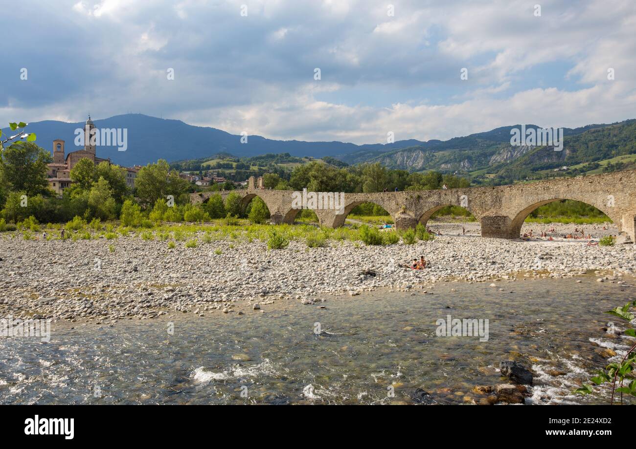 BOBBIO, ITALIE, 20 AOÛT 2020 - le 'Vieux' pont' ou 'Pont Gobbo' également 'Pont du diable' à Bobbio, province de Piacenza, Vallée de Trebbia, Emilie-Romagne, Banque D'Images