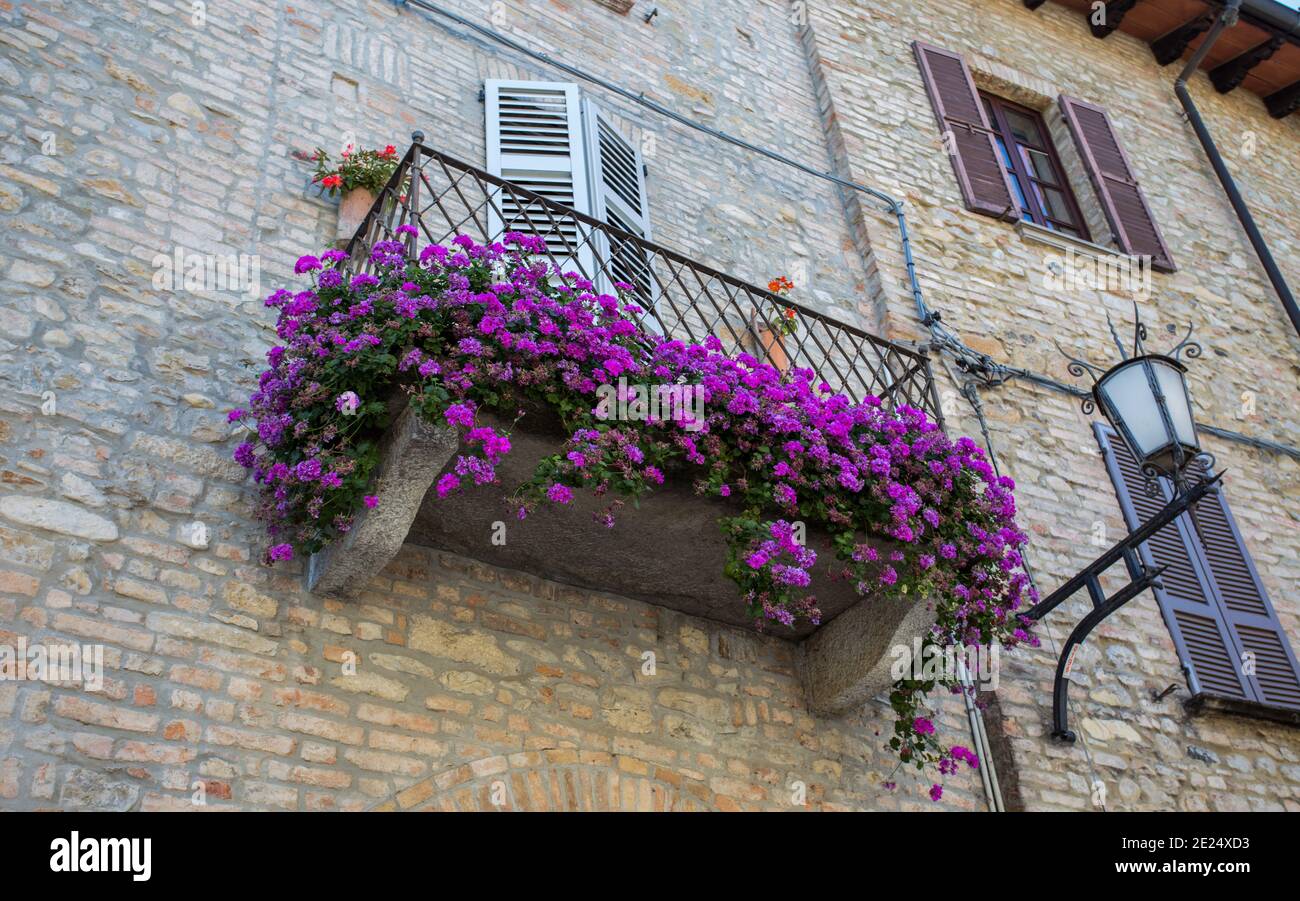 Des fleurs colorées ornent un balcon en Italie en été Banque D'Images