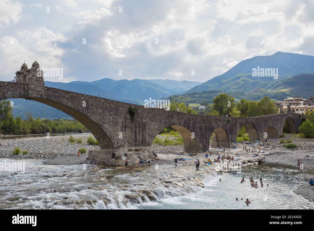 BOBBIO, ITALIE, 20 AOÛT 2020 - le 'Vieux' pont' ou 'Pont Gobbo' également 'Pont du diable' à Bobbio, province de Piacenza, Emilie-Romagne, Italie Banque D'Images