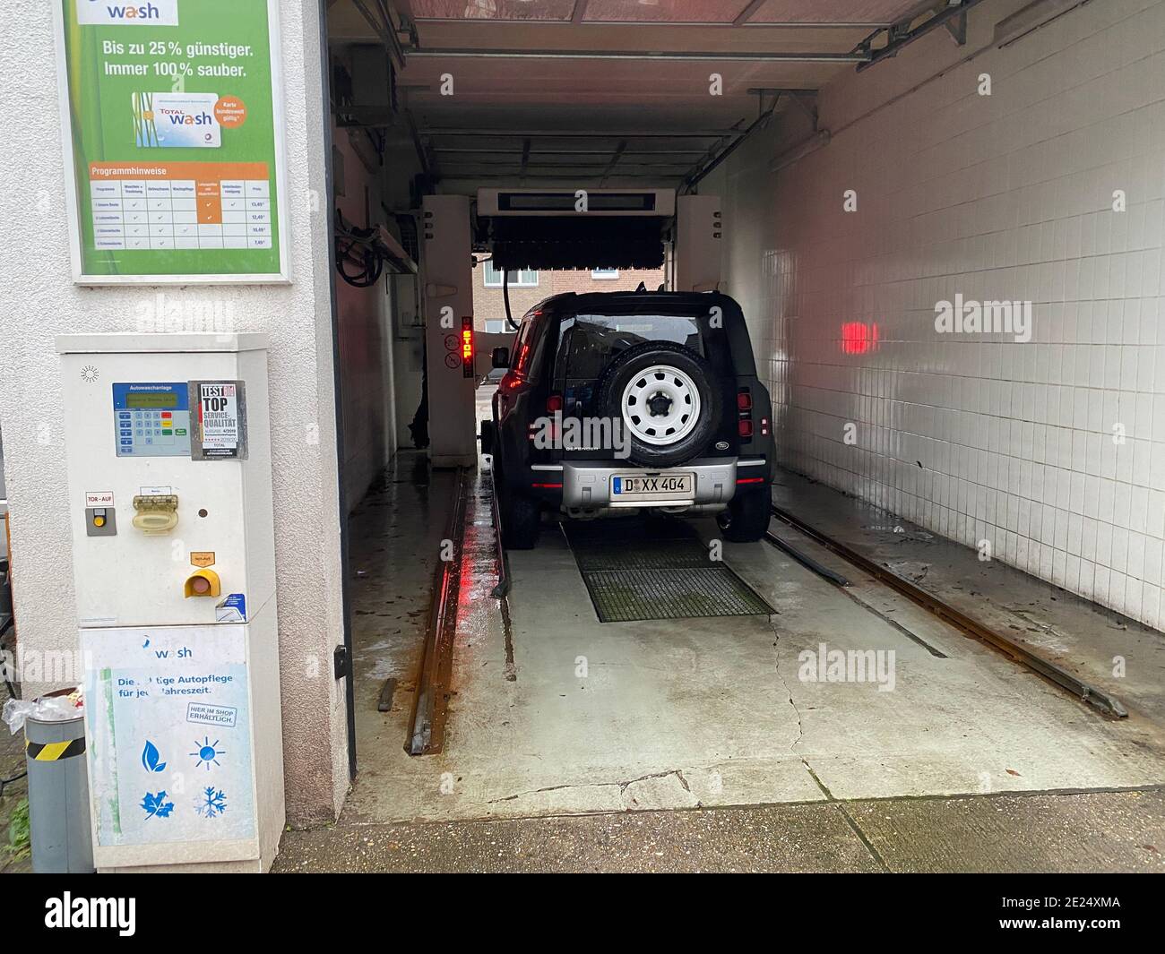 In einer automatischen Waschanlage an der Tankstelle: Der neue Land Rover Defender 2020 in der Ausführung D200 mit Vierzylinder-Diesel Motor, 2l Hubra Banque D'Images