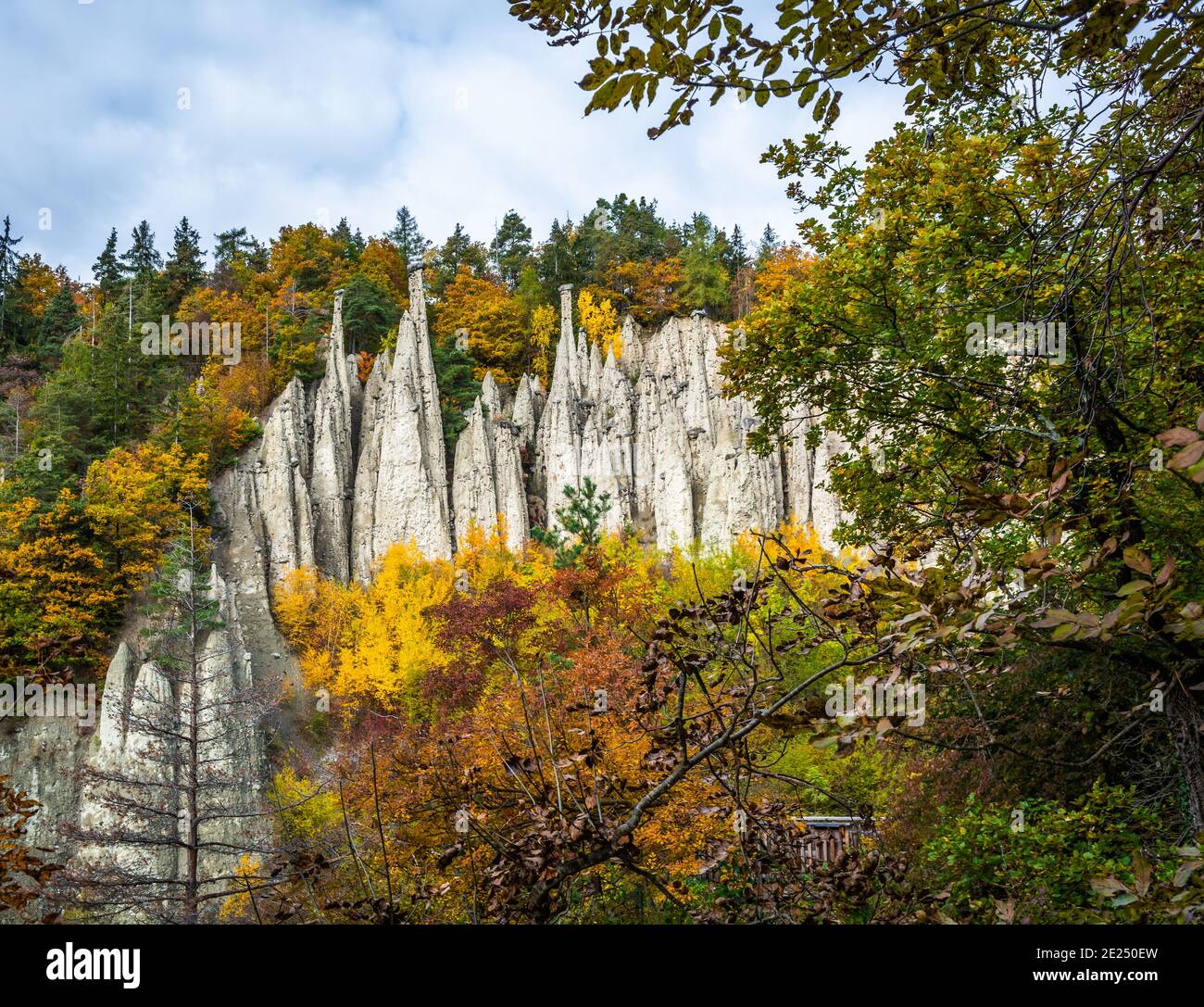 Les pyramides de la Terre blanche sont situées dans le village d'Auna di sotto, près de Bolzano dans le Tyrol du Sud, dans le nord de l'Italie. Paysage automnal. Unterin dans le Tyrol du Sud Banque D'Images