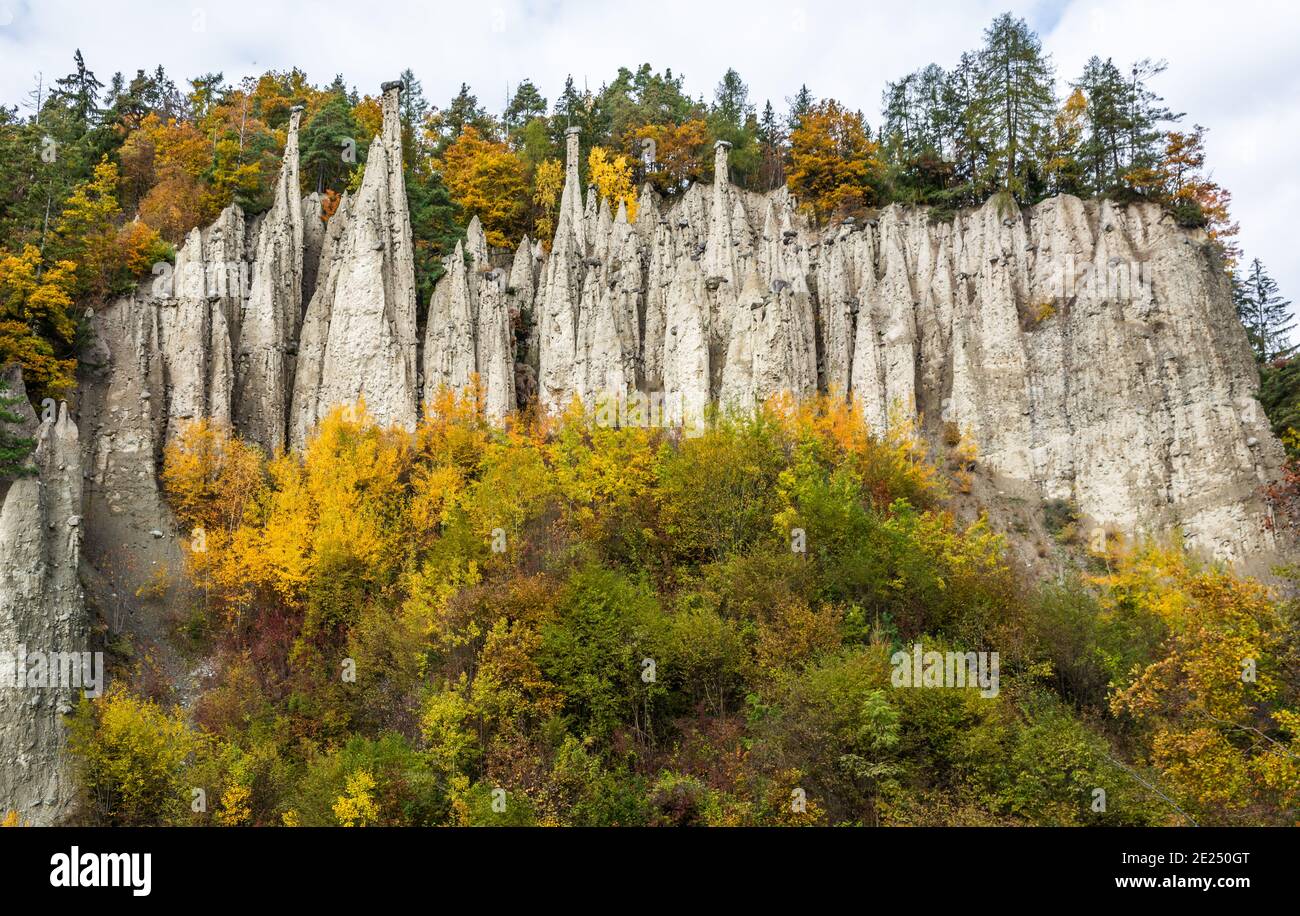 Les pyramides de la Terre blanche sont situées dans le village d'Auna di sotto, près de Bolzano dans le Tyrol du Sud, dans le nord de l'Italie. Paysage automnal. Unterin dans le Tyrol du Sud Banque D'Images
