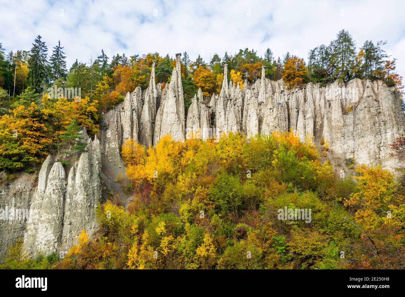 Les pyramides de la Terre blanche sont situées dans le village d'Auna di sotto, près de Bolzano dans le Tyrol du Sud, dans le nord de l'Italie. Paysage automnal. Unterin dans le Tyrol du Sud Banque D'Images