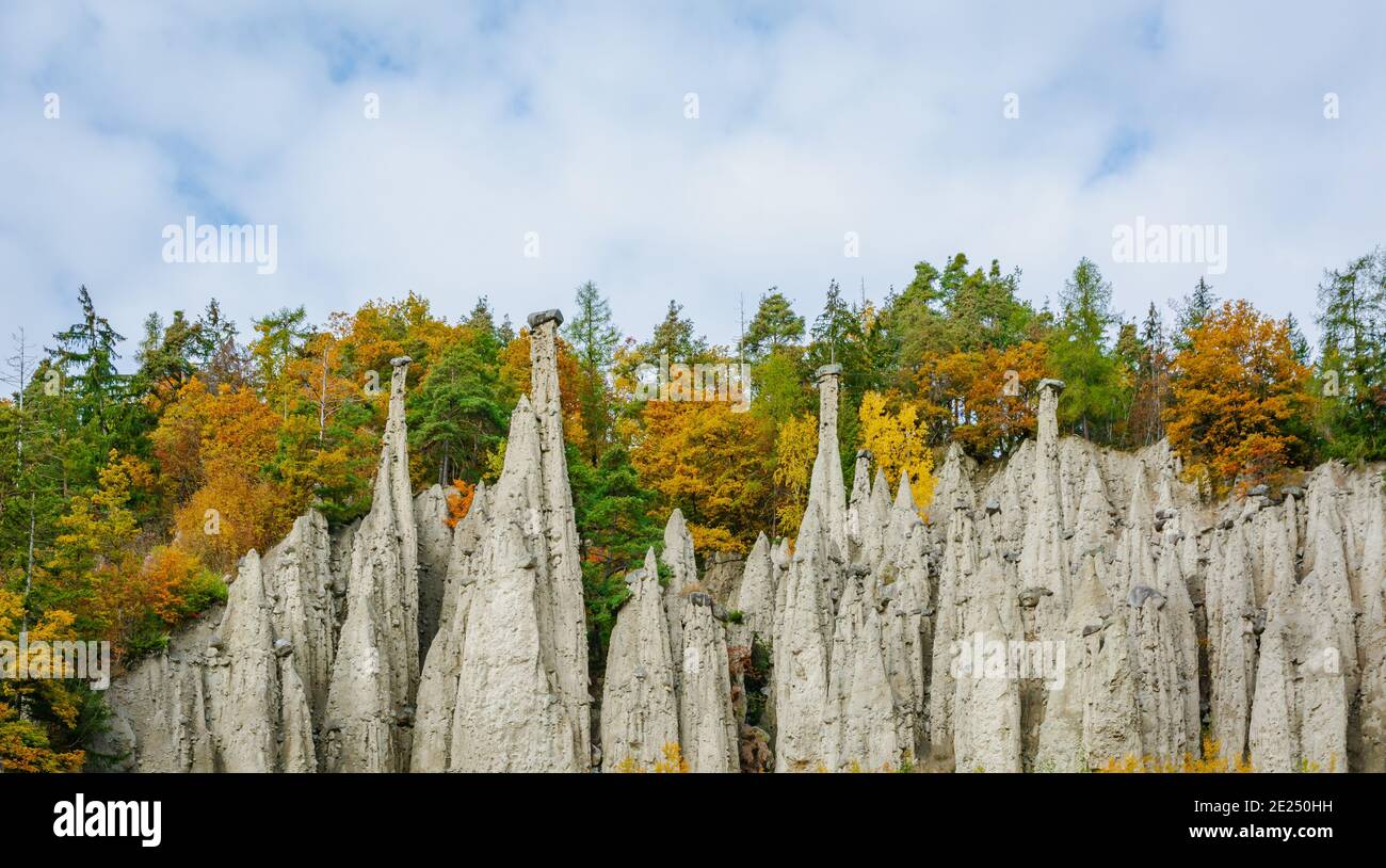 Les pyramides de la Terre blanche sont situées dans le village d'Auna di sotto, près de Bolzano dans le Tyrol du Sud, dans le nord de l'Italie. Paysage automnal. Unterin dans le Tyrol du Sud Banque D'Images