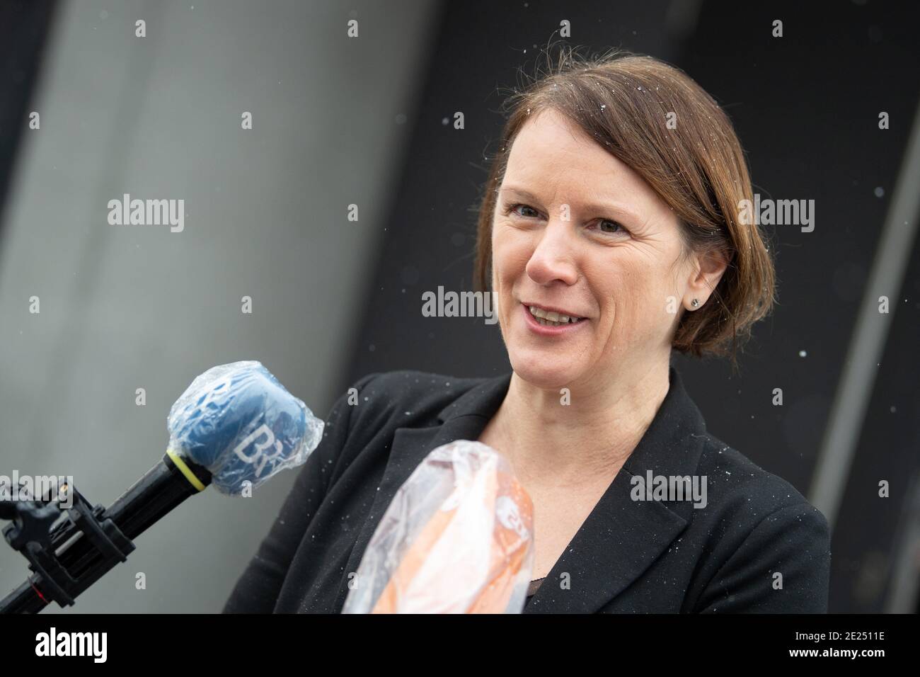 Munich, Allemagne. 12 janvier 2021. Andrea Mayer, porte-parole du ministère public, fait une déclaration à la presse lors d'une pause dans la procédure de la journée au procès Stadler au tribunal régional de Munich. Le bureau du procureur a accusé Stadler et trois ingénieurs de fraude pour avoir manipulé les valeurs des gaz d'échappement dans les moteurs diesel. Credit: Matthias balk/dpa/Alay Live News Banque D'Images