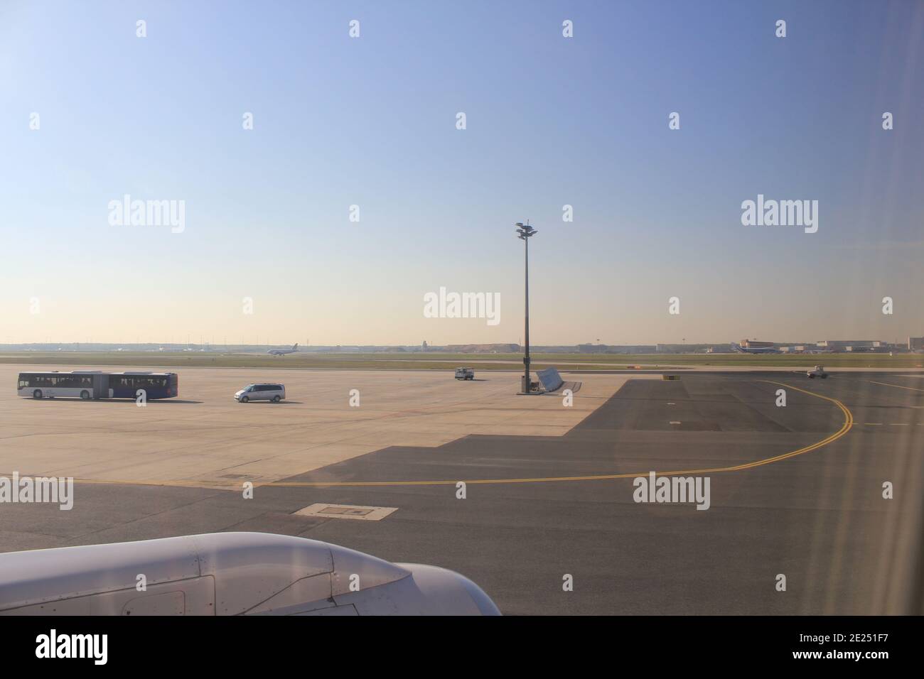 aile d'un avion sur le terrain d'aviation à l'aéroport et bleu ciel Banque D'Images