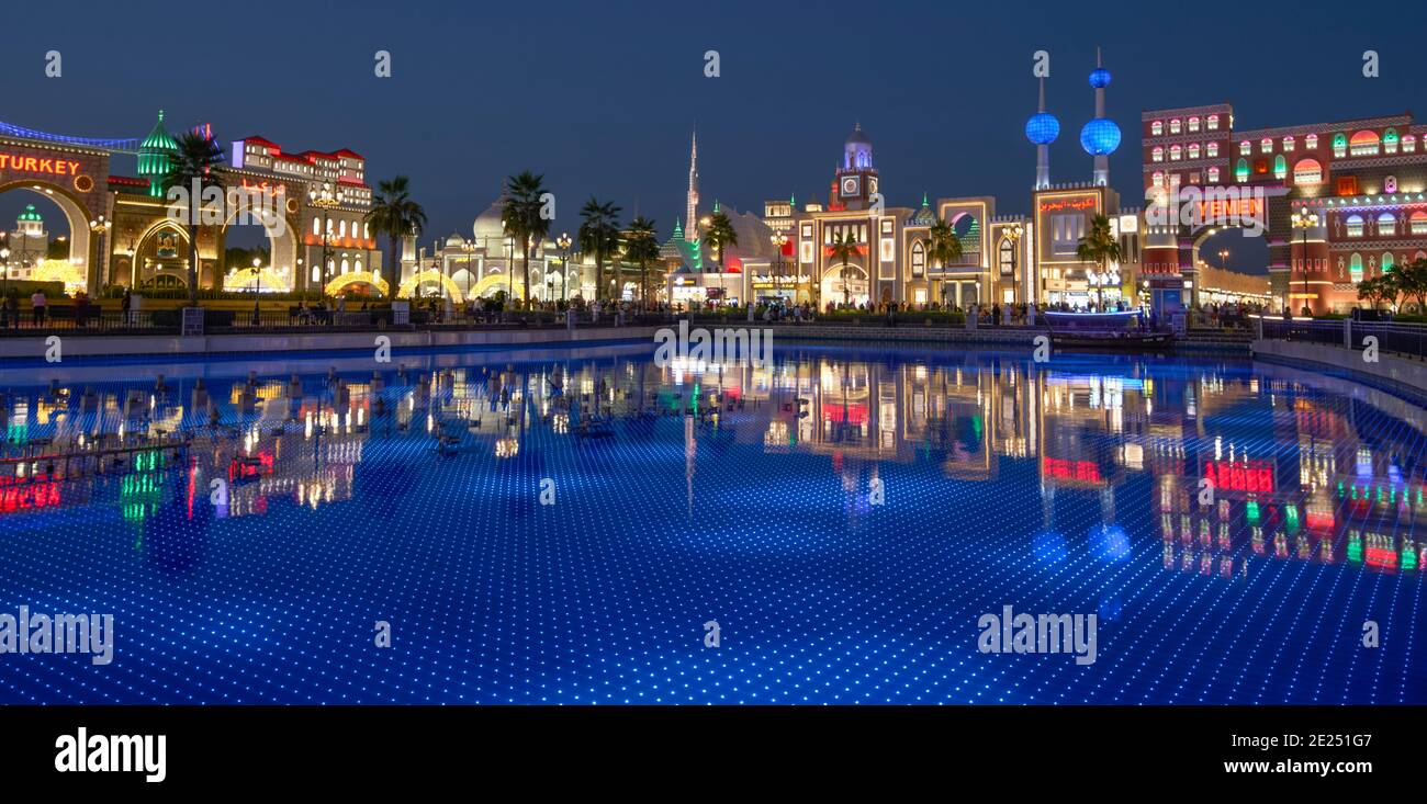 Journée des Émirats arabes Unis au Dubai Global Village près d'une piscine à réflexion. Banque D'Images
