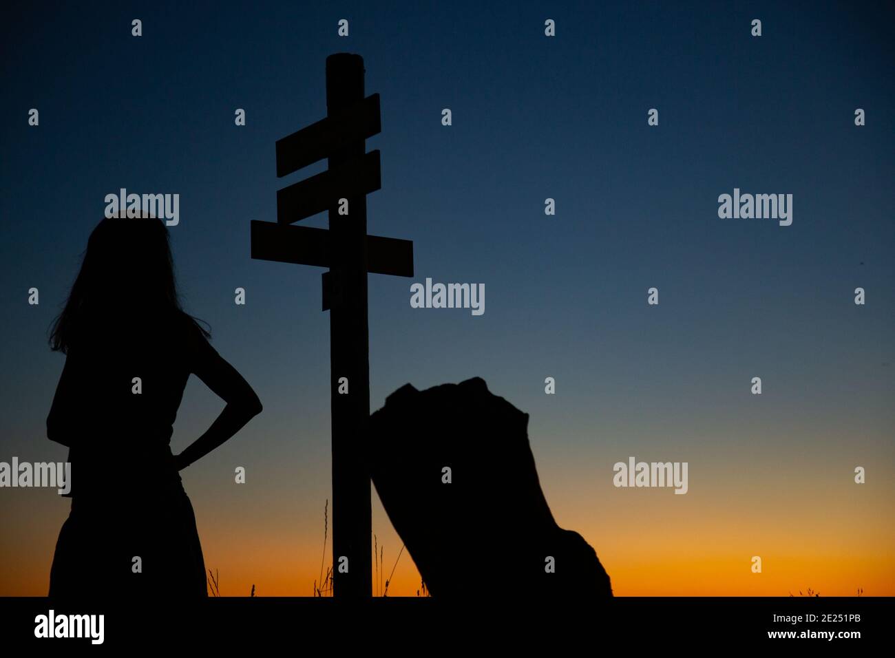 Silhouette d'une femme voyageur et routard. Banque D'Images