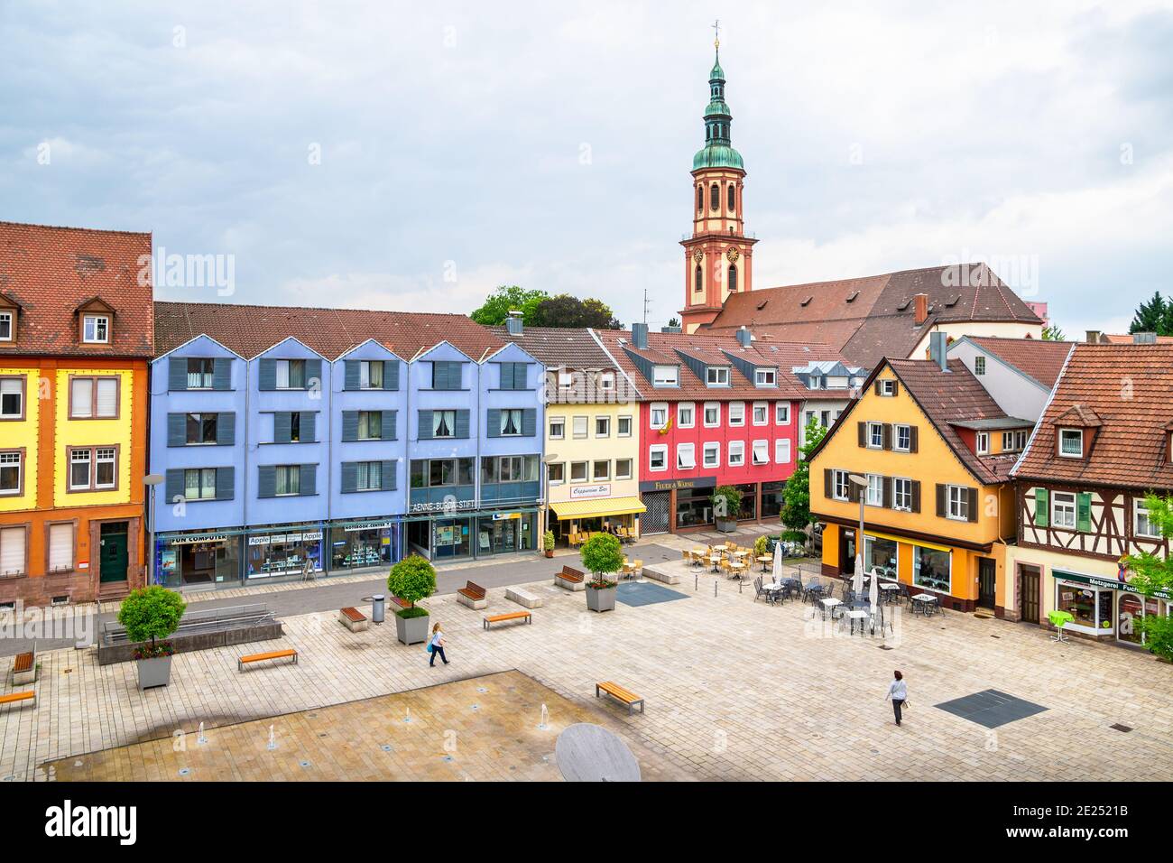 Vue sur la nouvelle place du marché (Neuer Marktplatz) entourée de maisons anciennes traditionnelles. Offenburg, Allemagne Banque D'Images