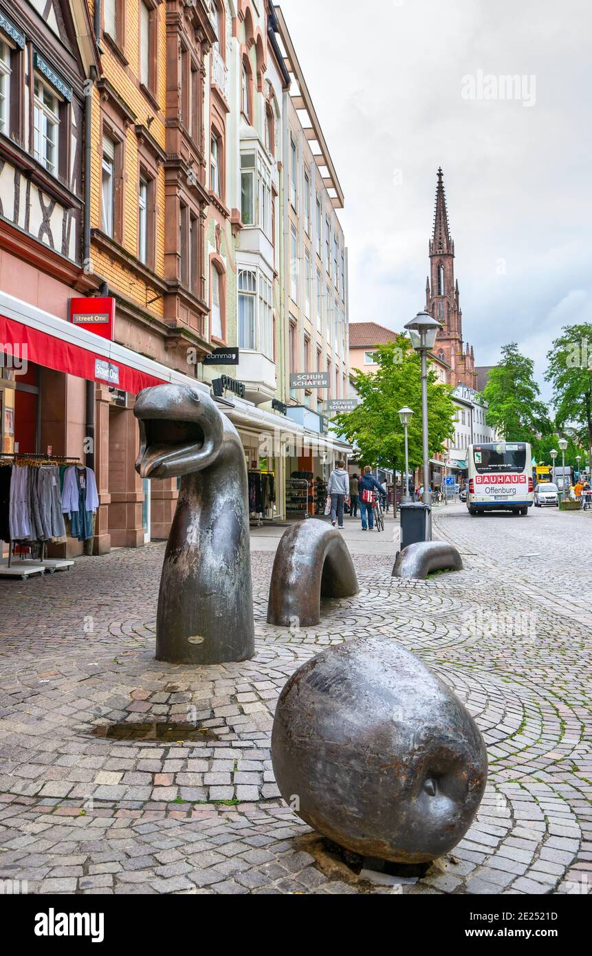 Robinet d'eau en forme de serpent sur la rue principale de la ville. Offenburg, Allemagne Banque D'Images