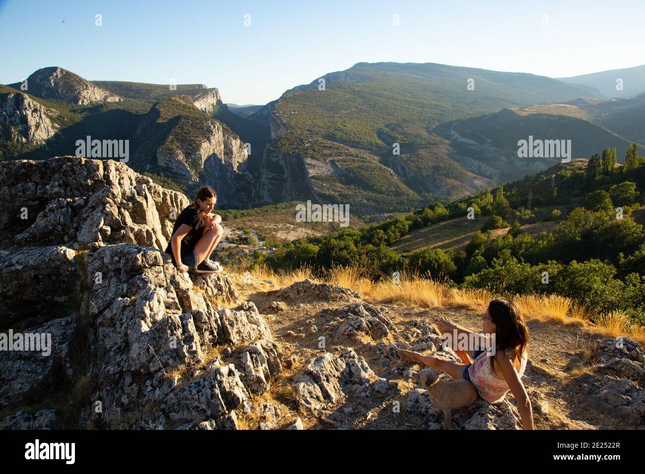 Une femme se repose en trekking dans les montagnes Banque D'Images