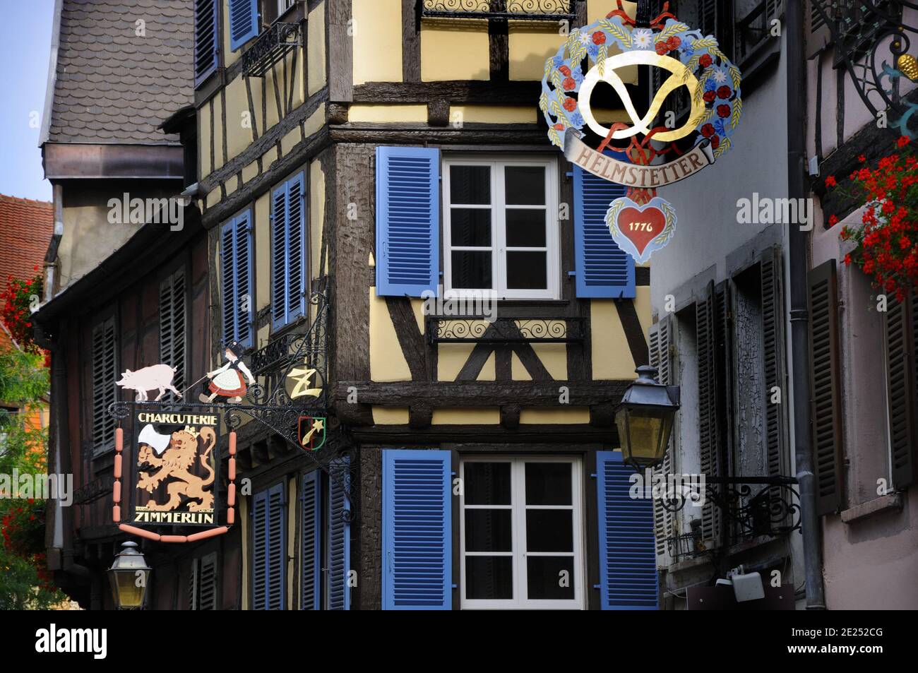 Colmar, Alsace, France. Bâtiments à colombages et charcuterie boutique en centre ville Banque D'Images