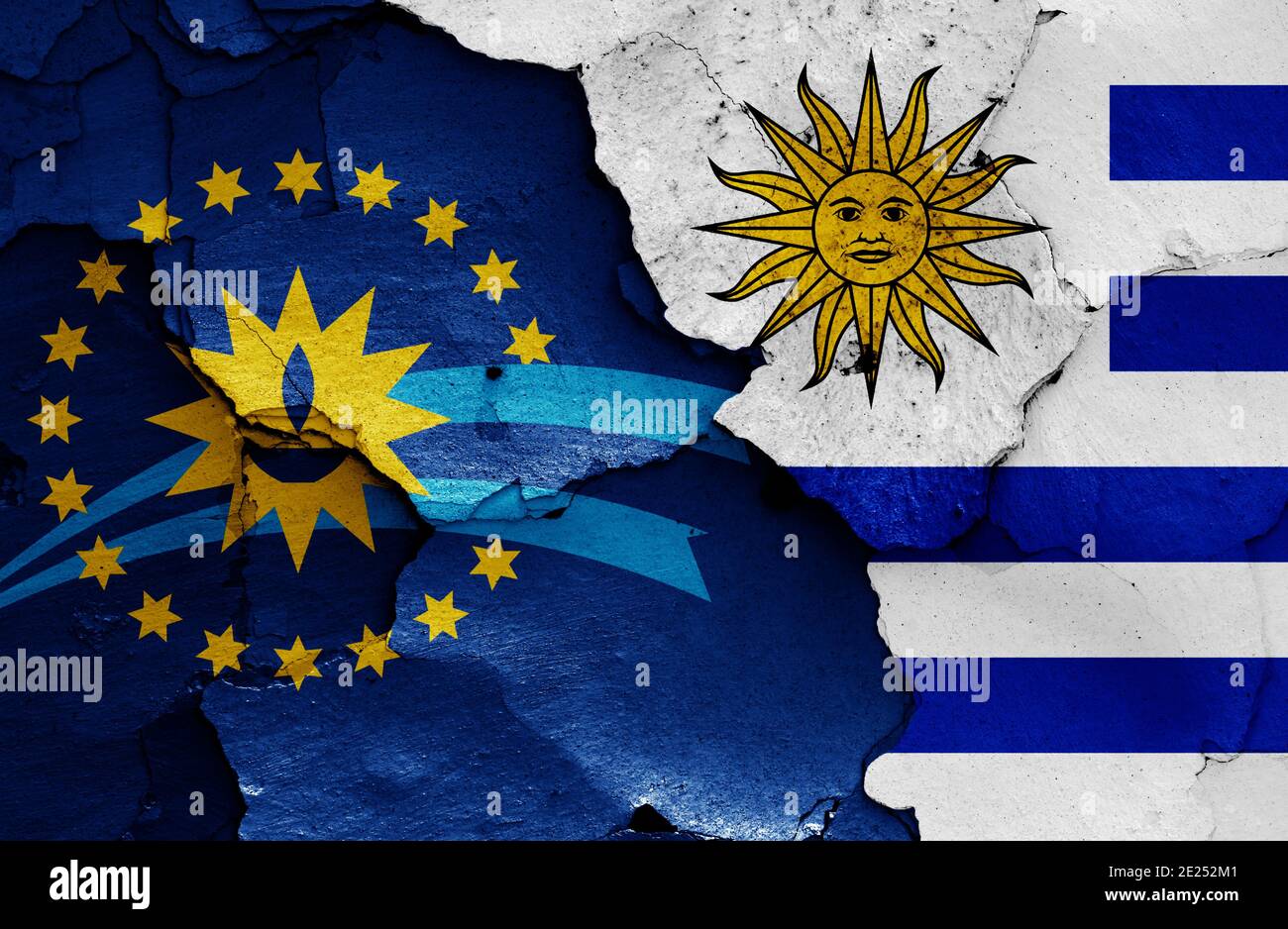 Drapeaux du département de Durazno et de l'Uruguay peints sur un mur fissuré Banque D'Images