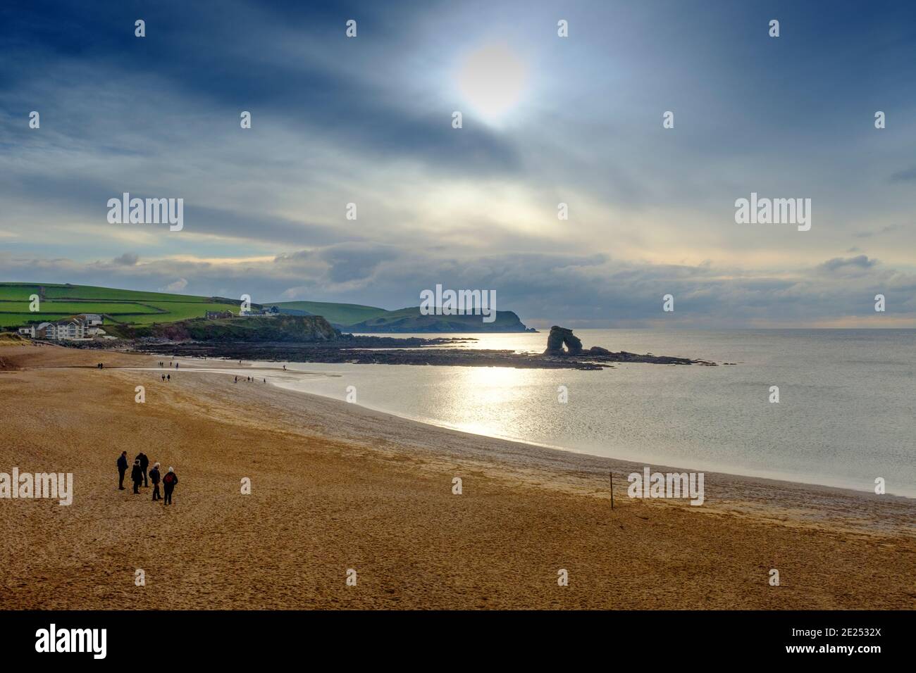 L'après-midi, une vue sur la mer depuis le dessus de la plage. Thurlestone, South Devon, Royaume-Uni Banque D'Images