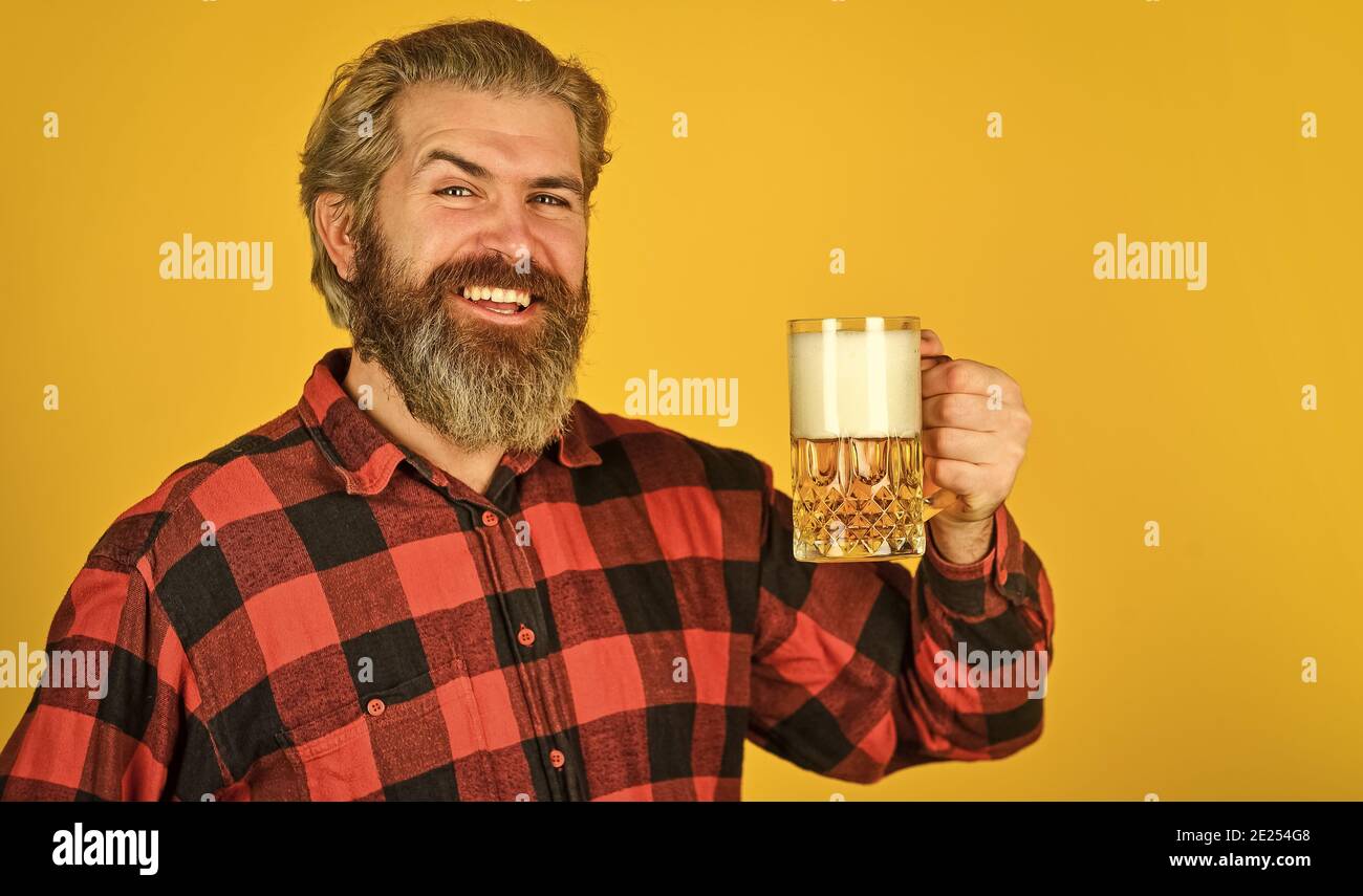 Concept Joyeux Anniversaire Faites De La Gorgee Loisirs Et Fetes Homme Buvant De La Biere Au Pub Brasserie De Biere Biere Hipster Celebrez Avec De L Alcool Ajouter De La Joie Dans La
