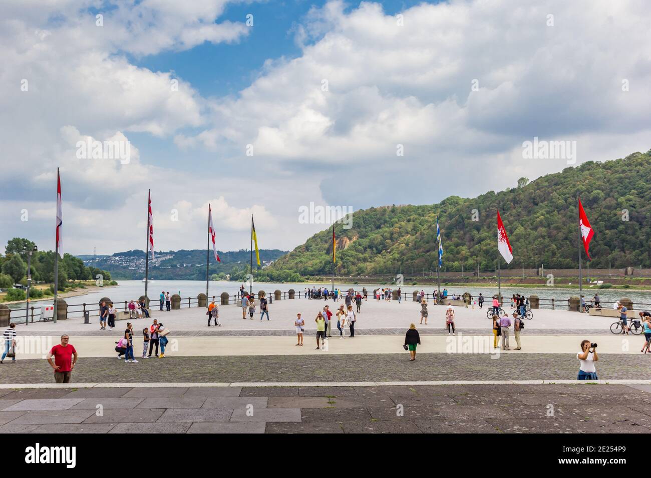 Les gens au coin allemand à Koblenz, en Allemagne Banque D'Images