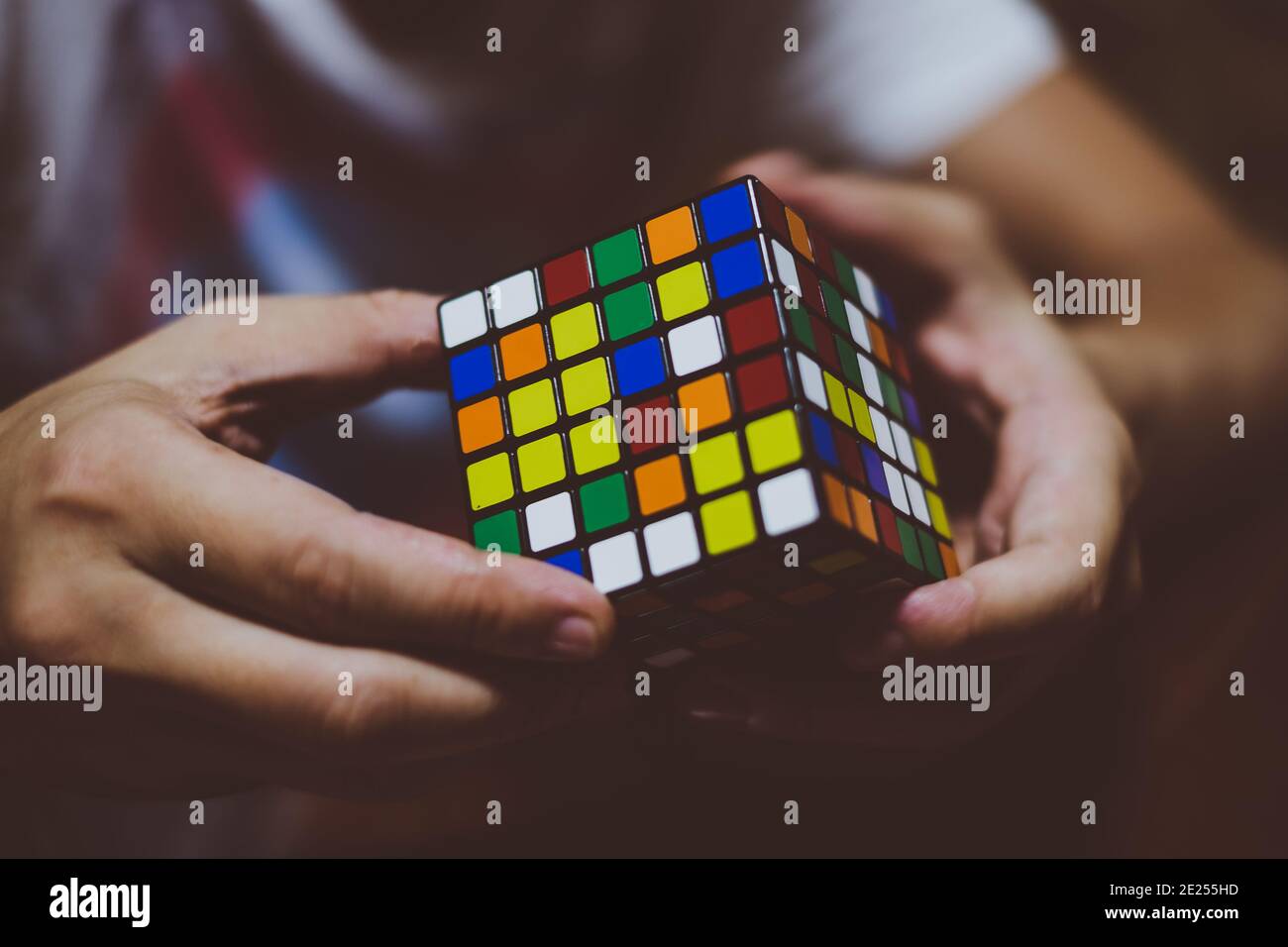 BANGA, pH– 30 MAI 2019 : le cube de Rubik a été inventé en 1974 par le sculpteur hongrois Erno Rubik, professeur d'architecture. Les mains de garçon résolvant le cube. Banque D'Images