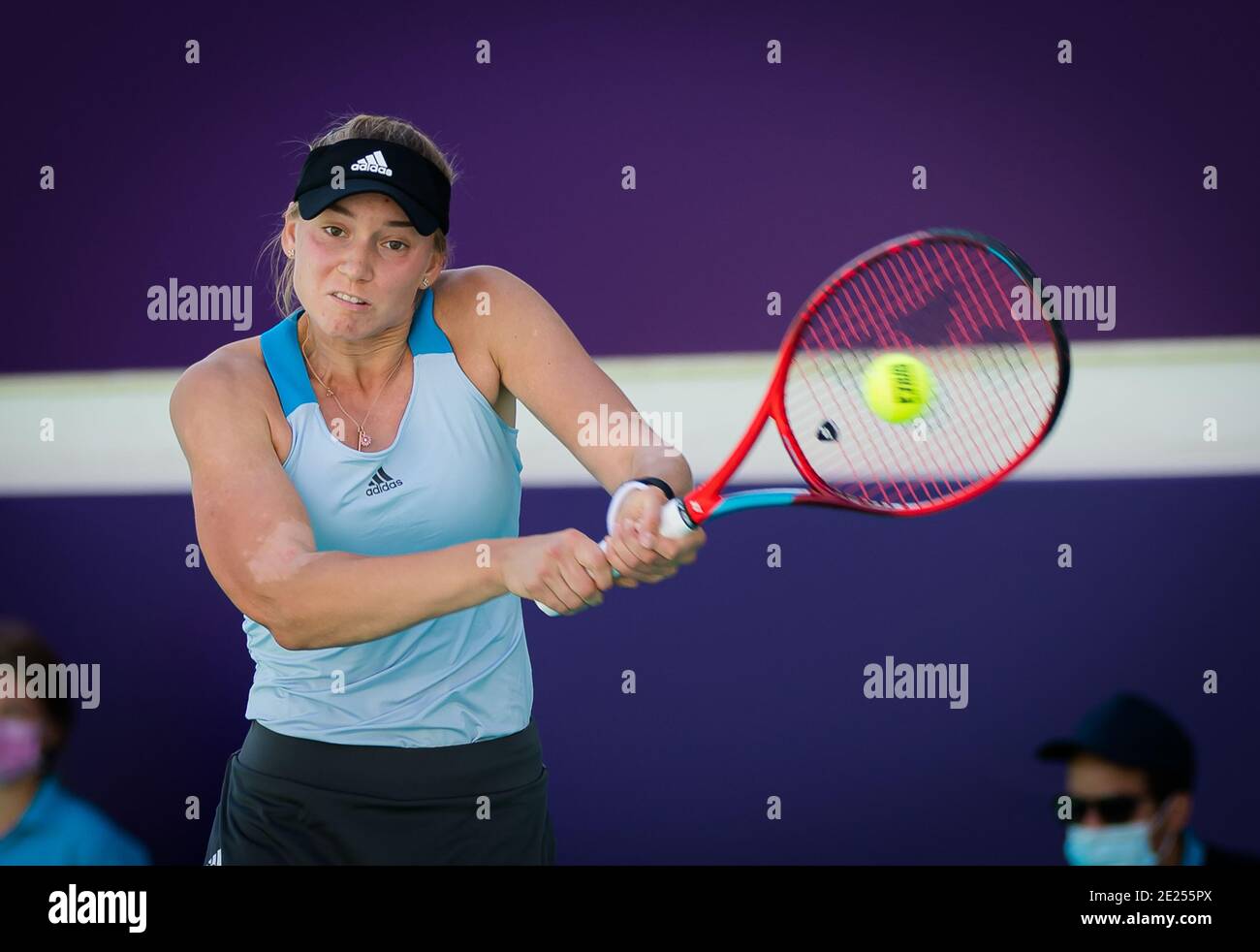 Elena Rybakina, du Kazakhstan, en action contre Aryna Sabalenka of Biélorussie pendant son quart de finale match à l'Abu 2021 Dabi WTA / LM Banque D'Images