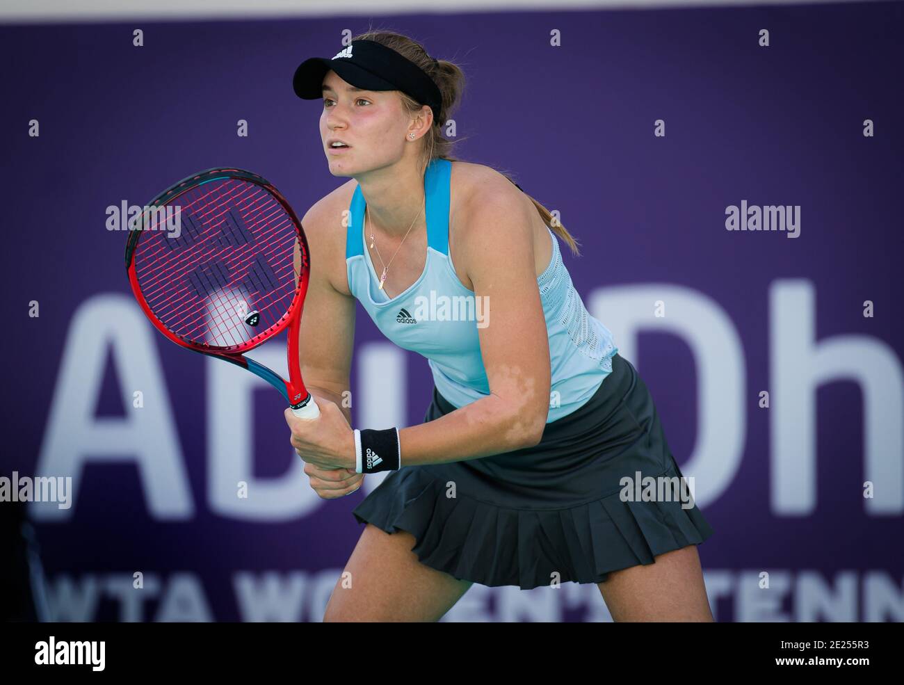 Elena Rybakina, du Kazakhstan, en action contre Aryna Sabalenka of Biélorussie pendant son quart de finale match à l'Abu 2021 Dabi WTA / LM Banque D'Images