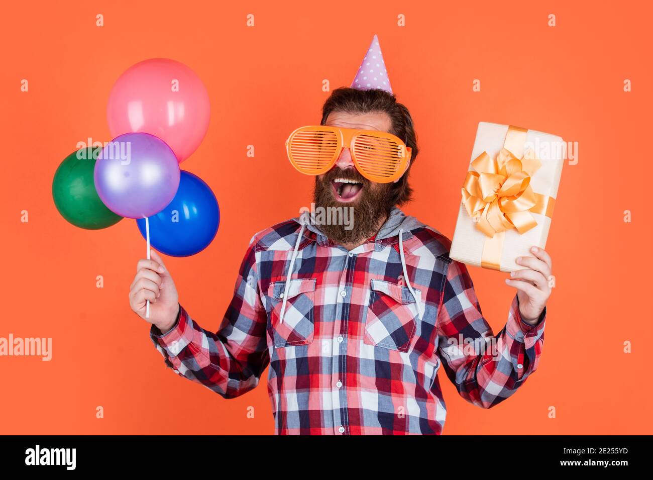 Lendemain De Noel Joyeux Anniversaire A Vous Fete Des Hommes Homme Barbu Avec Ballons De Fete Et Boite Cadeau Homme Brutal Et Barbe Celebrez Votre Reussite Professionnelle Exprimez Votre Bonheur Pur Photo