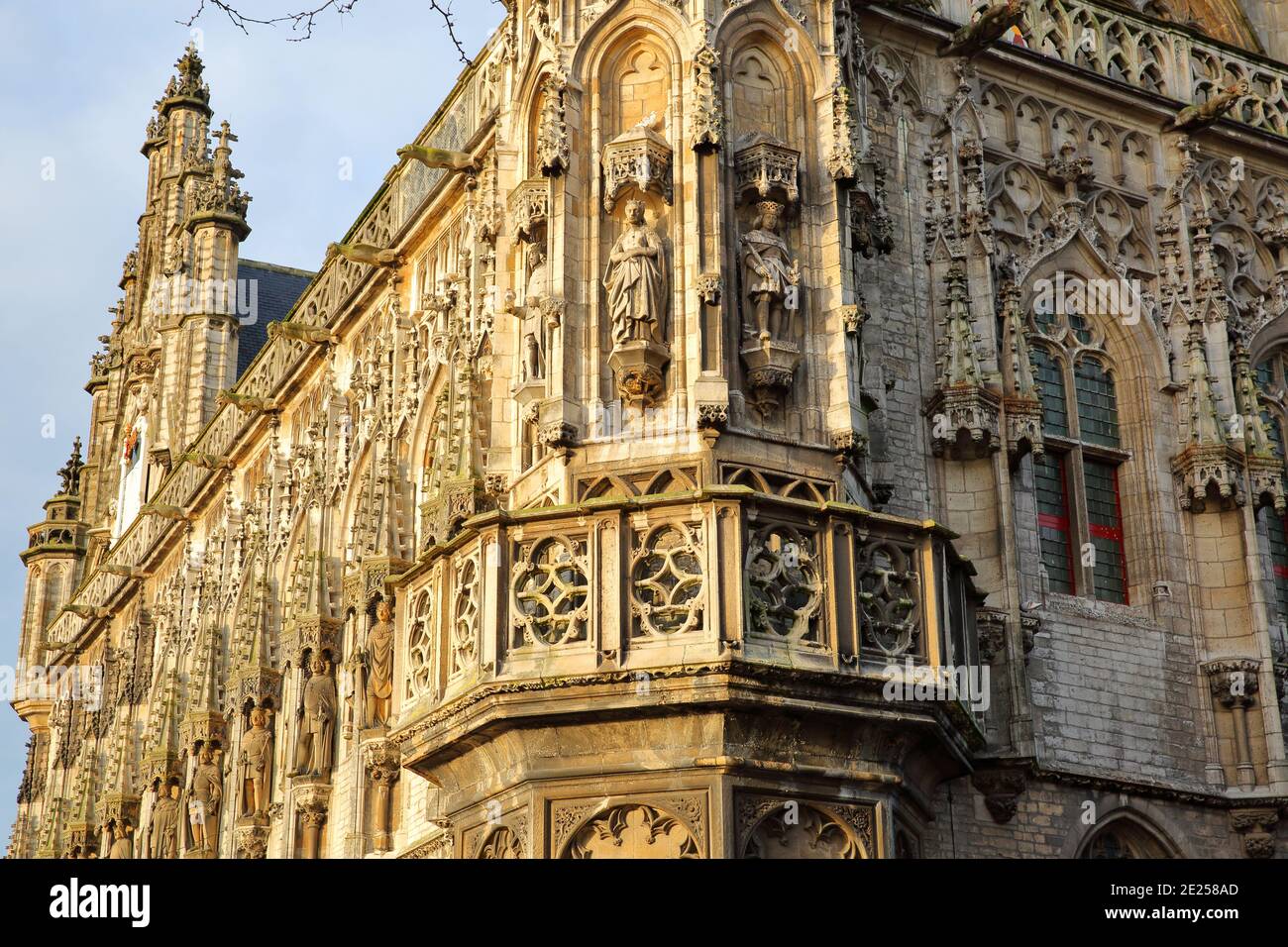 L'impressionnant Stadhuis (hôtel de ville) de style gothique, situé sur le Markt (place principale) à Middelburg, Zeeland, pays-Bas, avec des détails de sculptures Banque D'Images