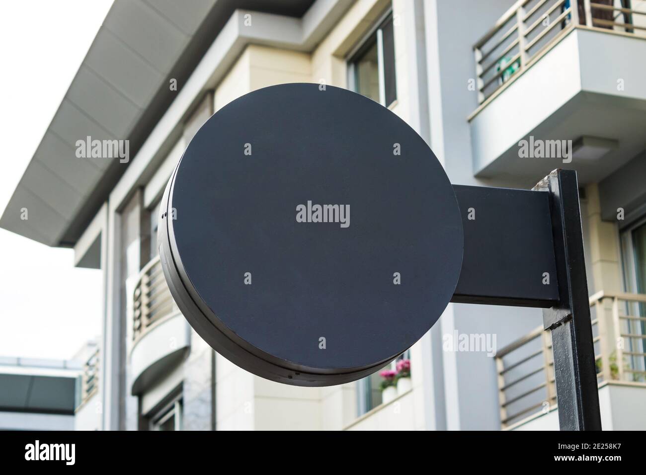 Pancarte immersive et modèle cadre vide pour logo ou texte sur la publicité extérieure street shop ville historique et moderne de style plat Banque D'Images