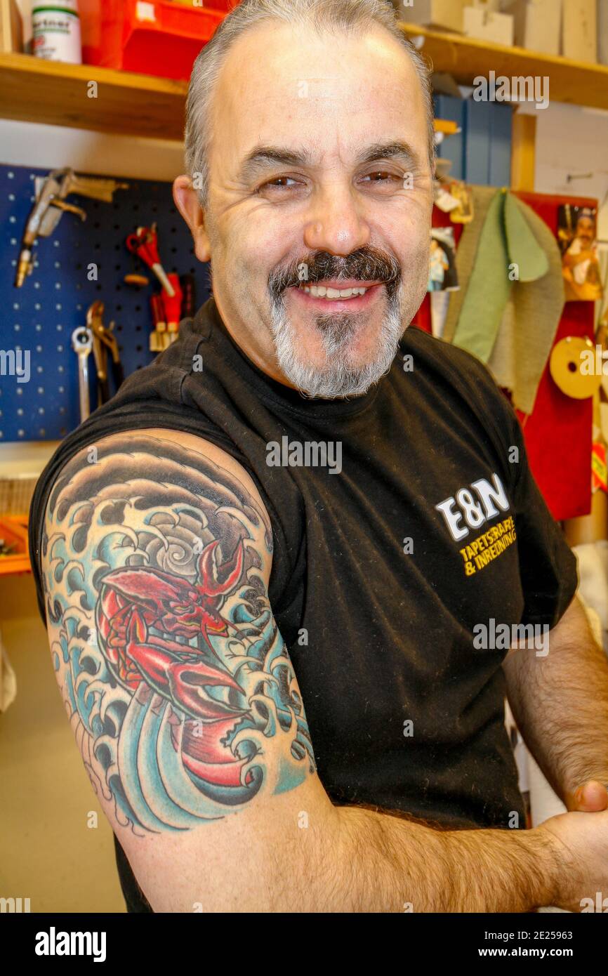 Portrait de peintures montrant tatouage en atelier, Solna, Suède. Banque D'Images Portrait de peintures montrant tatouage en atelier, Solna, Suède. Banque D'Images