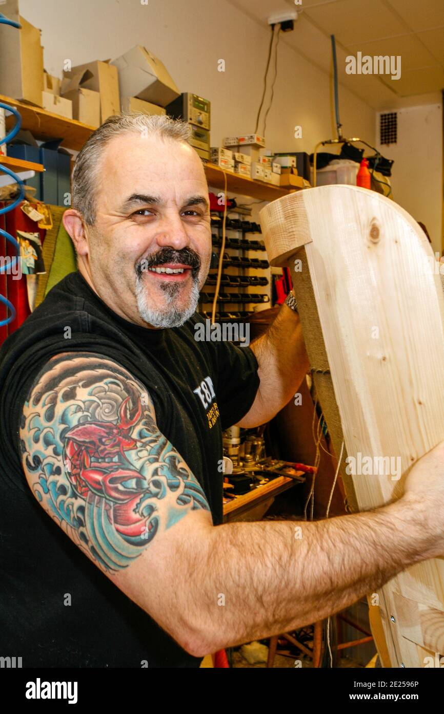 Portrait de peintures montrant tatouage en atelier, Solna, Suède. Banque D'Images Portrait de peintures montrant tatouage en atelier, Solna, Suède. Banque D'Images