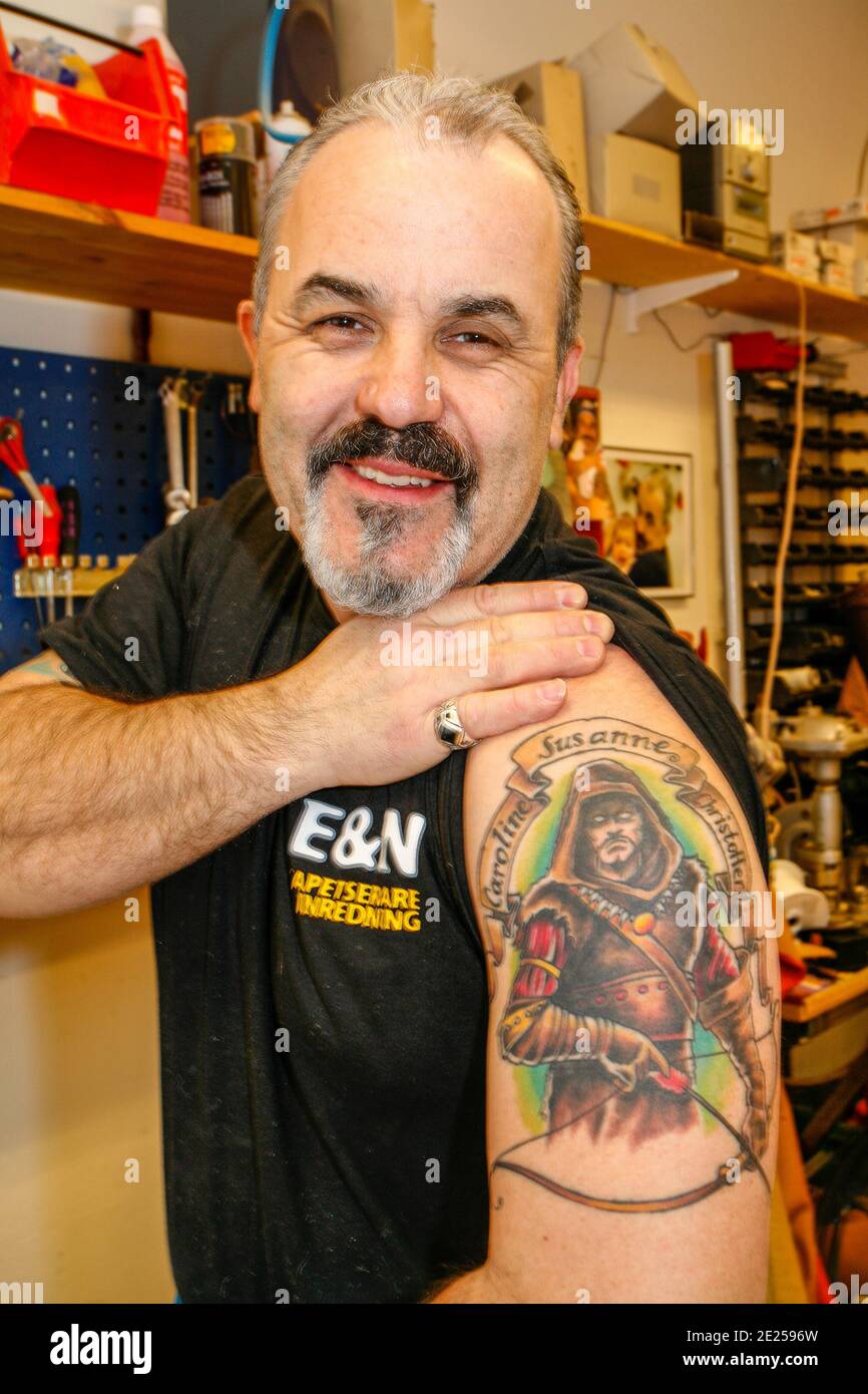 Portrait de peintures montrant tatouage en atelier, Solna, Suède. Banque D'Images Portrait de peintures montrant tatouage en atelier, Solna, Suède. Banque D'Images