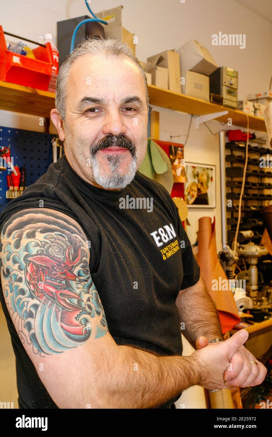 Portrait de peintures montrant tatouage en atelier, Solna, Suède. Banque D'Images Portrait de peintures montrant tatouage en atelier, Solna, Suède. Banque D'Images