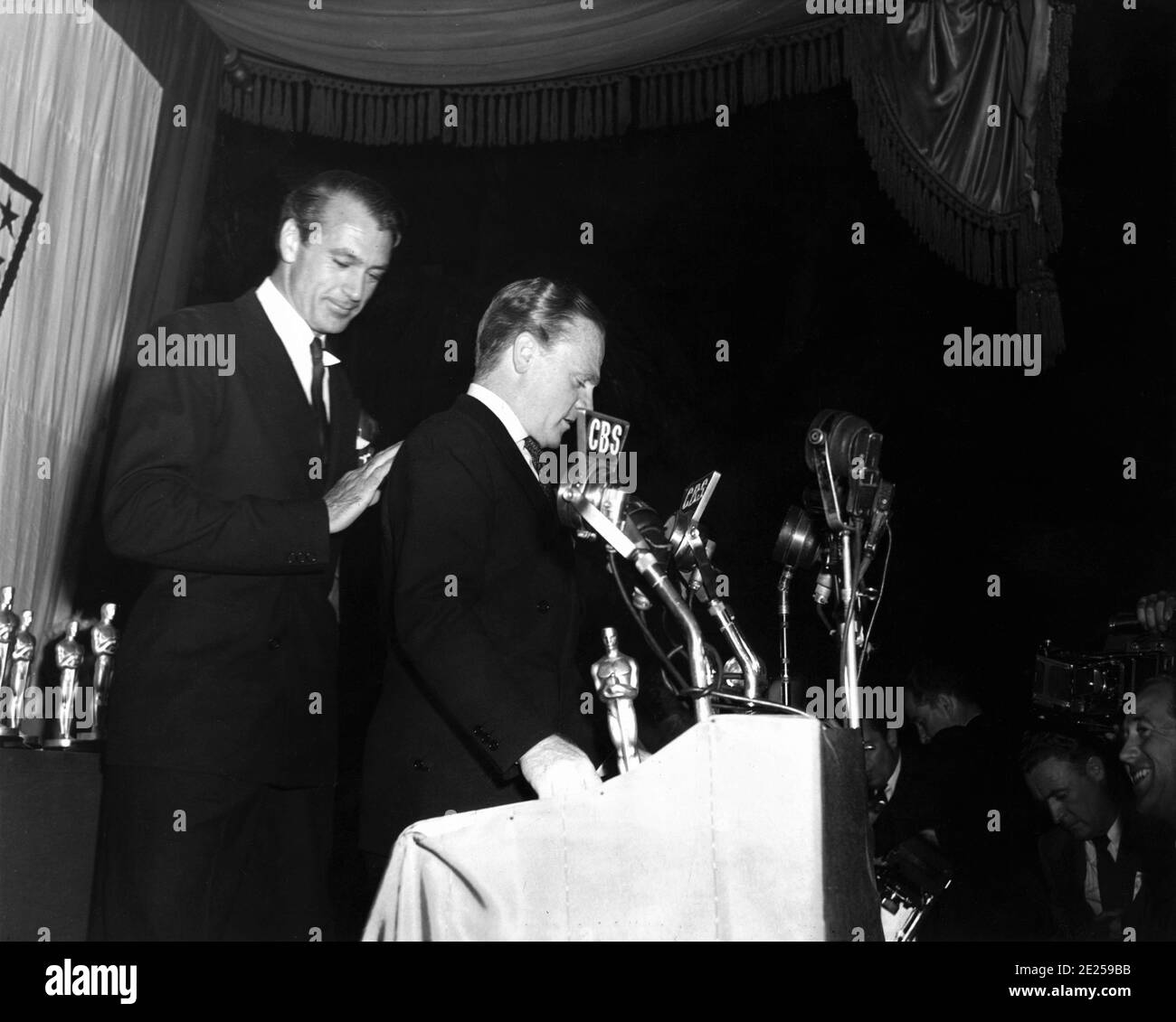 GARY COOPER félicite JAMES CAGNEY pour avoir remporté le prix du meilleur acteur Oscar de 1942 pour son rôle de George M. Cohan dans YANKEE DOODLE DANDY 1942 réalisateur MICHAEL CURTIZ Warner Bros. Aux 15e Academy Awards au Cocoanut Grove de l'hôtel Ambassador à Los Angeles le 4 mars 1943 Banque D'Images