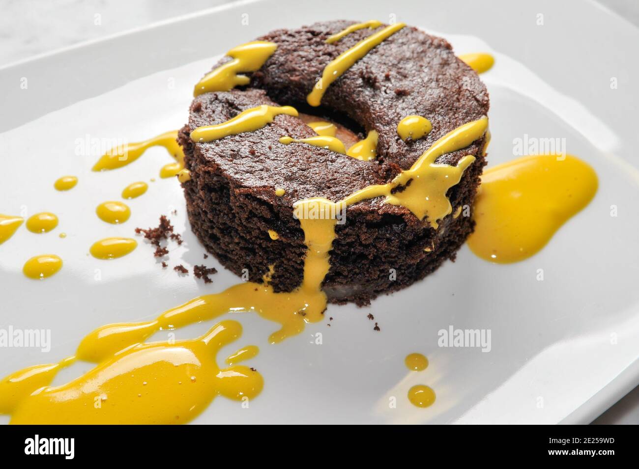 Gateau Au Chocolat Et A La Poire Avec Aubergines Chaudes Dans Un Plat Blanc Photo Stock Alamy