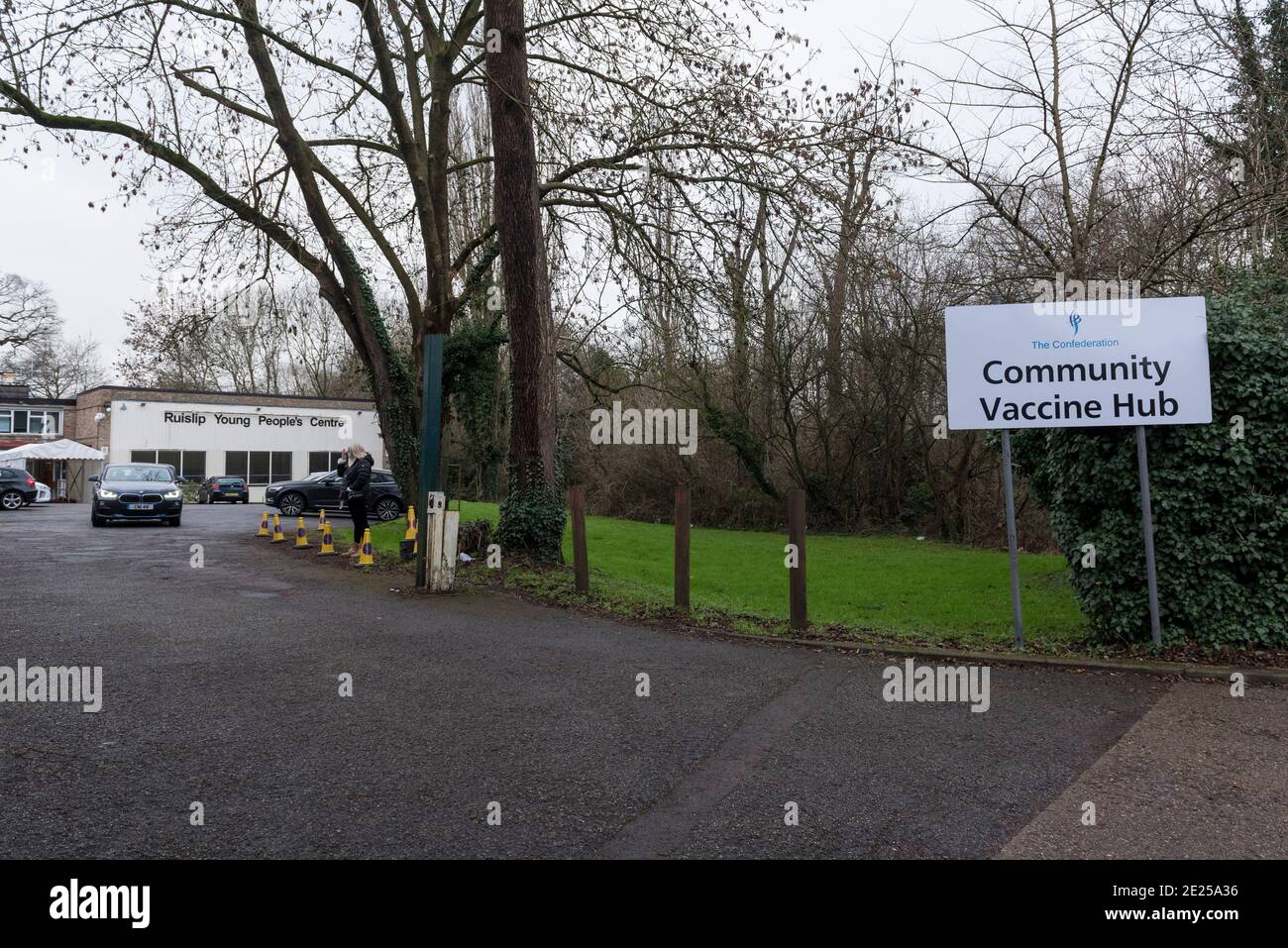 Ruislip, Royaume-Uni. 12 janvier 2021. L’entrée d’un centre de vaccination contre le coronavirus au Centre des jeunes Ruislip à Ruislip, dans le nord-ouest de Londres. Ce centre communautaire de vaccination est l'un des deux qui ont été mis en place dans le quartier de Hillingdon à Londres (l'autre est à Hayes). Jusqu'à présent, environ 2,3 millions de personnes au Royaume-Uni ont reçu leur première dose du vaccin au 10 janvier. Credit: Stephen Chung / Alamy Live News Banque D'Images