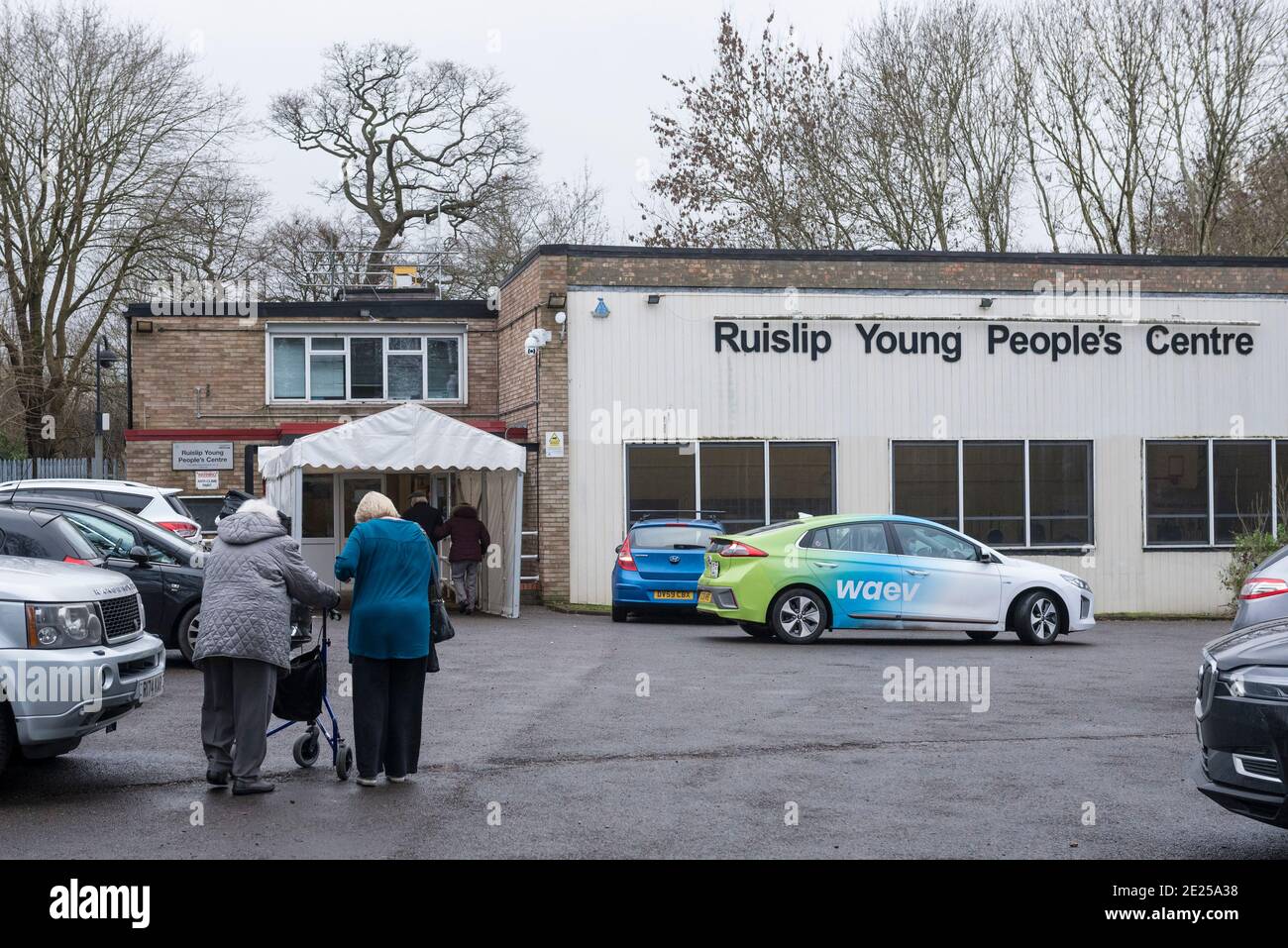 Ruislip, Royaume-Uni. 12 janvier 2021. Les patients entrent dans un centre de vaccination contre le coronavirus au Centre des jeunes Ruislip à Ruislip, dans le nord-ouest de Londres. Ce centre communautaire de vaccination est l'un des deux qui ont été mis en place dans le quartier de Hillingdon à Londres (l'autre est à Hayes). Jusqu'à présent, environ 2,3 millions de personnes au Royaume-Uni ont reçu leur première dose du vaccin au 10 janvier. Credit: Stephen Chung / Alamy Live News Banque D'Images