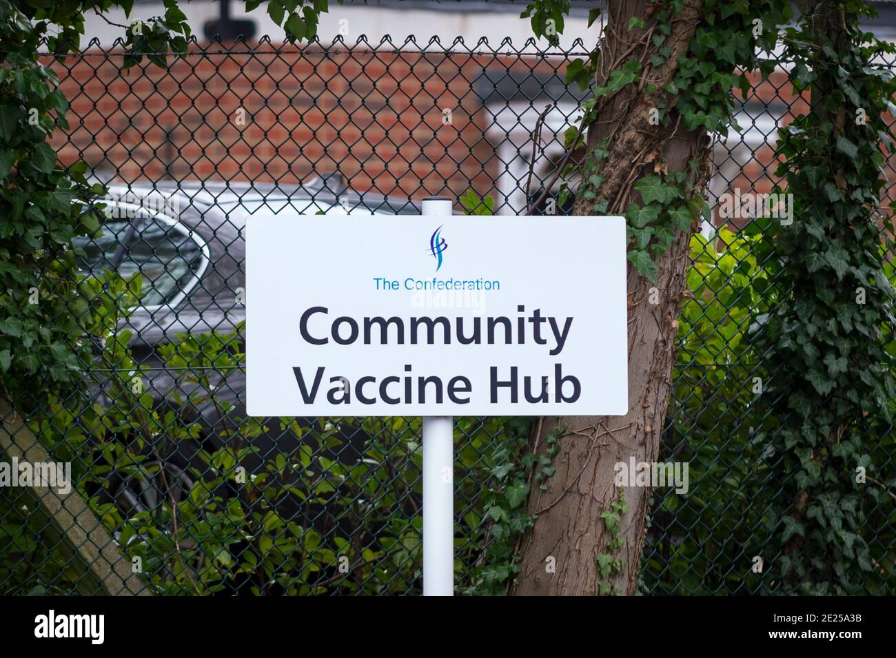 Ruislip, Royaume-Uni. 12 janvier 2021. Un panneau à l’extérieur d’un centre de vaccination contre le coronavirus au Centre des jeunes Ruislip à Ruislip, dans le nord-ouest de Londres. Ce centre communautaire de vaccination est l'un des deux qui ont été mis en place dans le quartier de Hillingdon à Londres (l'autre est à Hayes). Jusqu'à présent, environ 2,3 millions de personnes au Royaume-Uni ont reçu leur première dose du vaccin au 10 janvier. Credit: Stephen Chung / Alamy Live News Banque D'Images