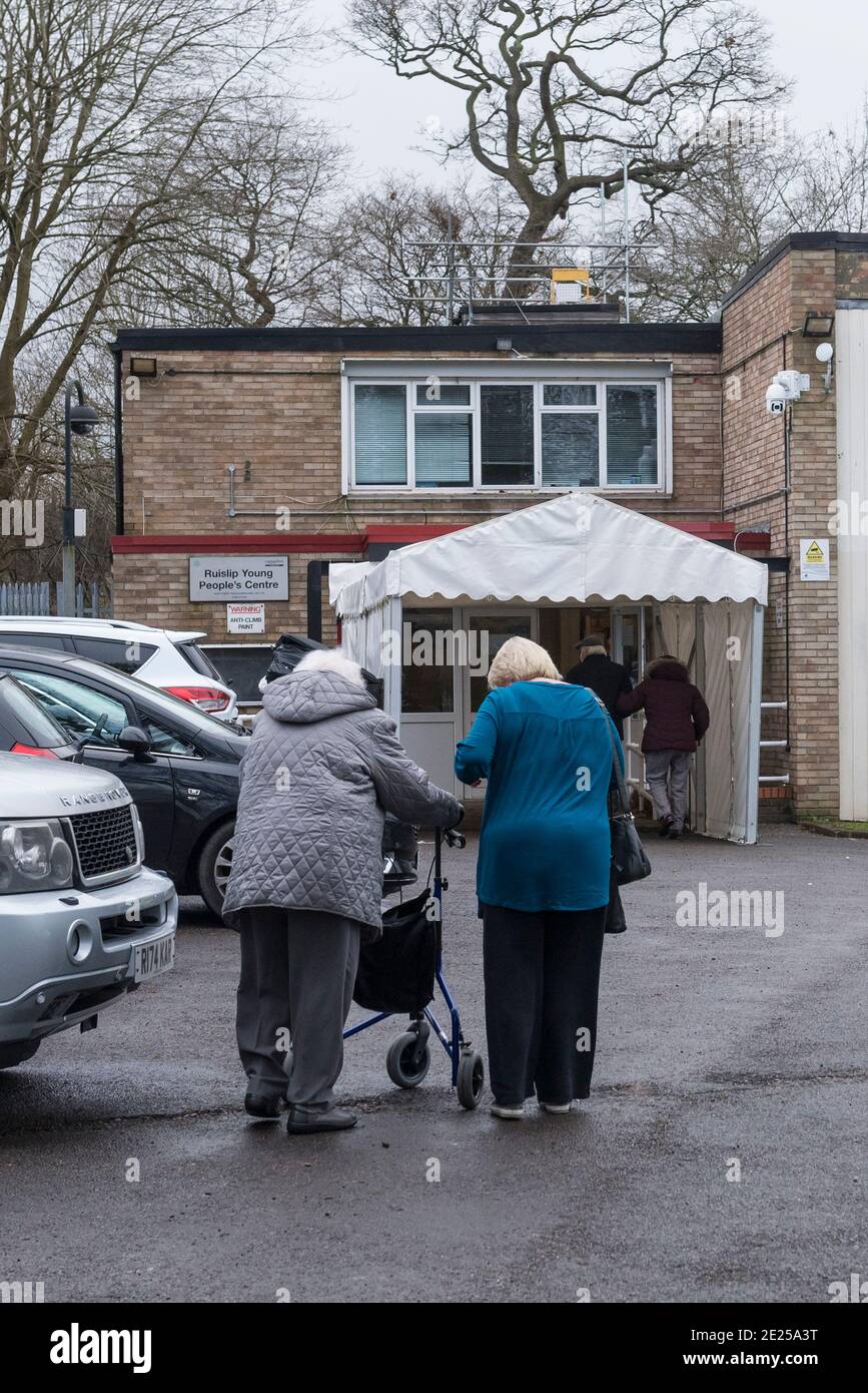 Ruislip, Royaume-Uni. 12 janvier 2021. Les patients entrent dans un centre de vaccination contre le coronavirus au Centre des jeunes Ruislip à Ruislip, dans le nord-ouest de Londres. Ce centre communautaire de vaccination est l'un des deux qui ont été mis en place dans le quartier de Hillingdon à Londres (l'autre est à Hayes). Jusqu'à présent, environ 2,3 millions de personnes au Royaume-Uni ont reçu leur première dose du vaccin au 10 janvier. Credit: Stephen Chung / Alamy Live News Banque D'Images